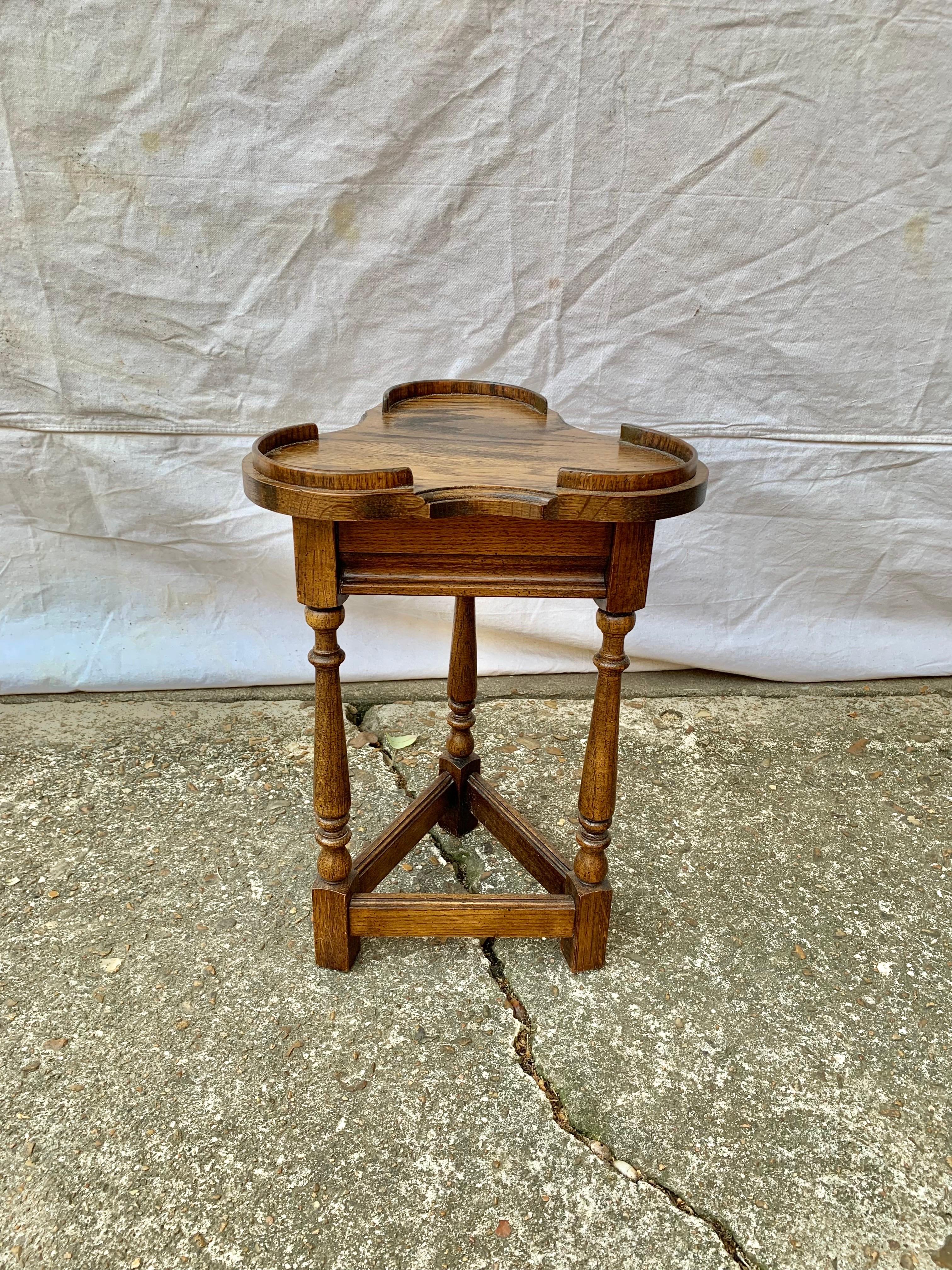 Fait main Table d'appoint en Oak Oak Cricket Clover du début du 20e siècle en vente