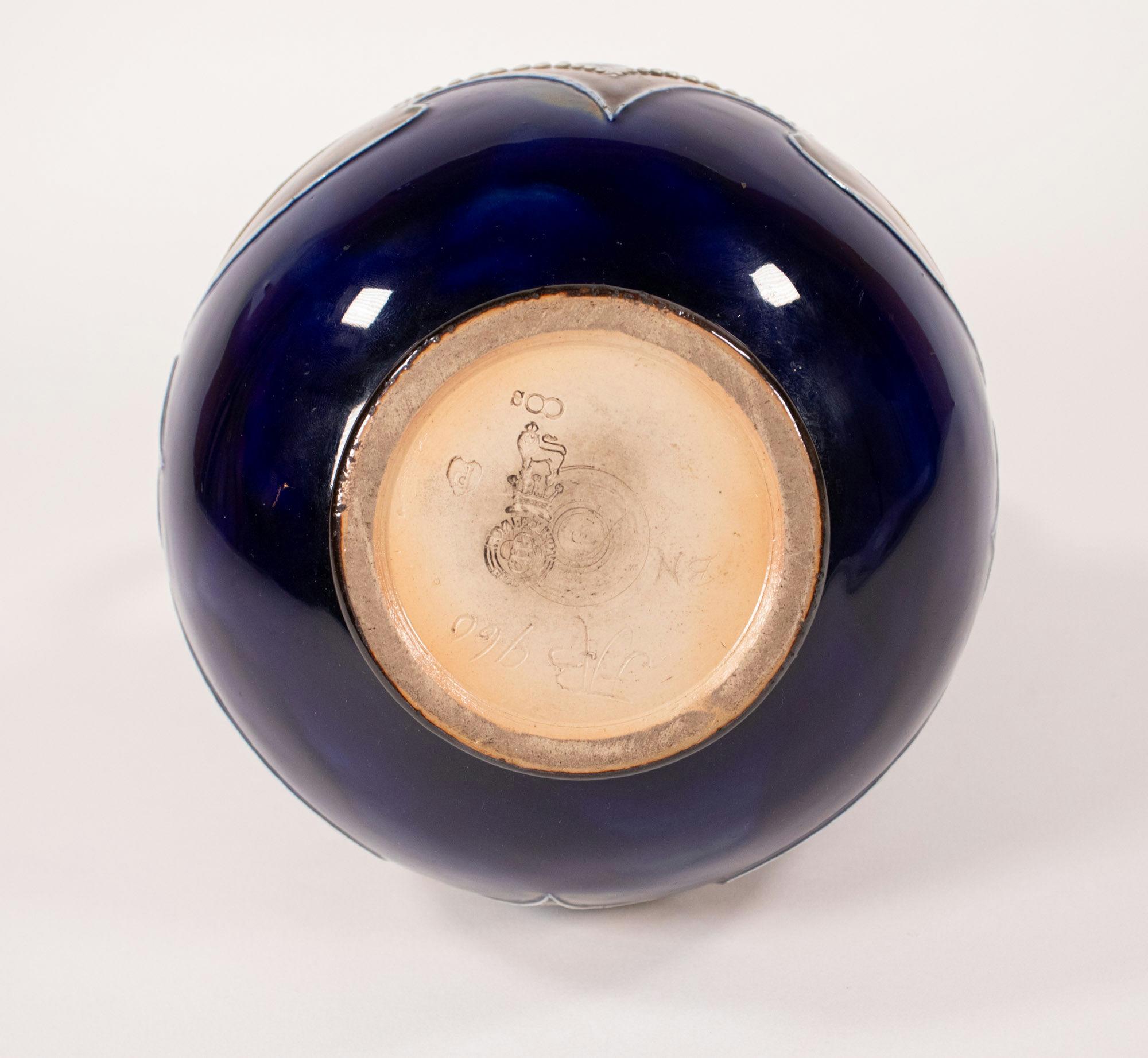 Inizio del XX secolo. Vaso in gres inglese Royal Doulton Arts and Crafts Lambeth in vendita 4