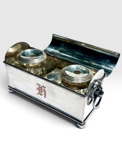 Tintero de escritorio «Treasury» de plata chapada, de principios del siglo XX, fabricado por W. Adams.