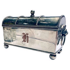 Tintero de escritorio «Treasury» de plata chapada, de principios del siglo XX, fabricado por W. Adams.