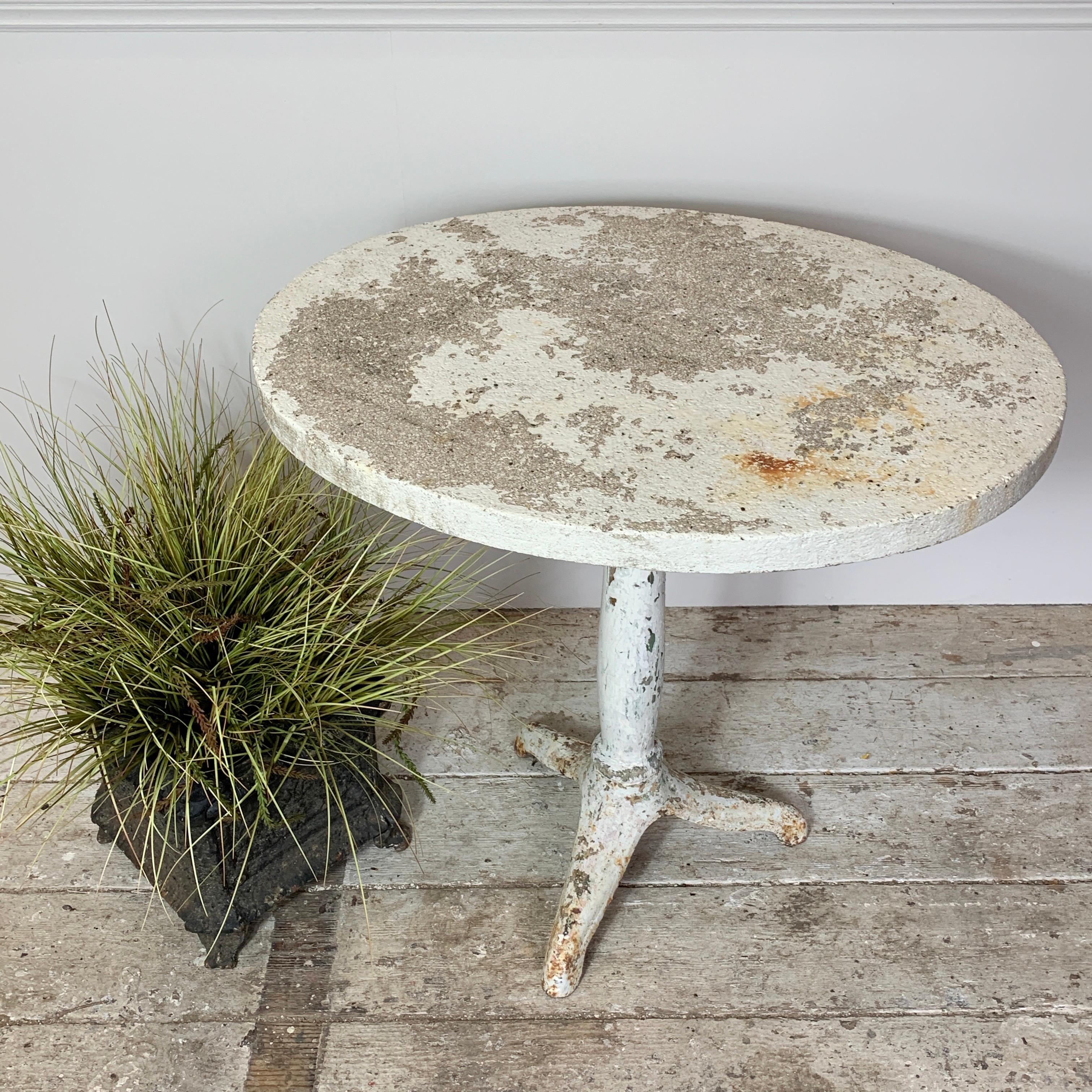 20ième siècle Early 20th C White French  Table de jardin de fabrication artisanale