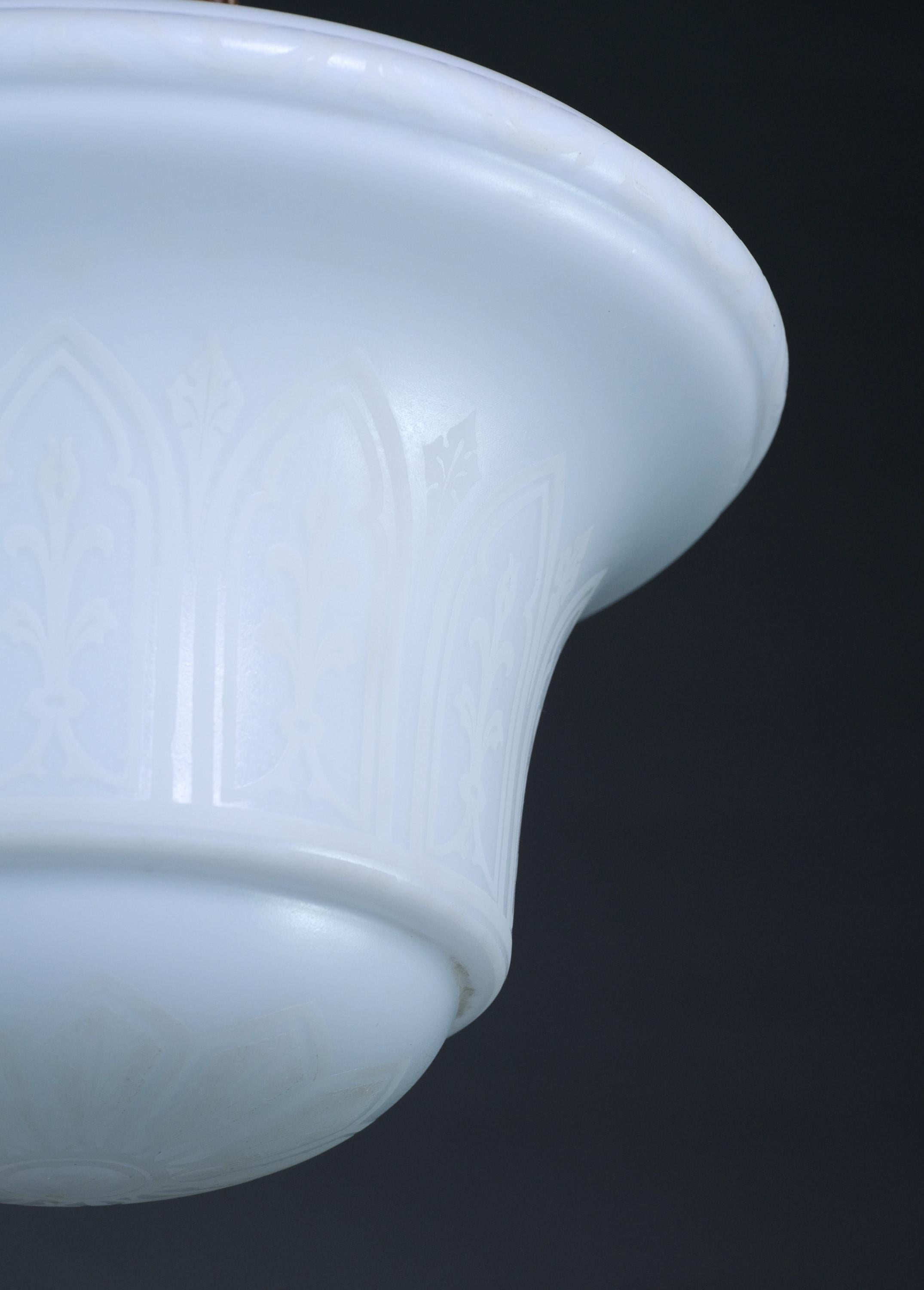 Americano Lampada a sospensione in vetro bianco con motivo gotico inciso dei primi anni del XX secolo in vendita