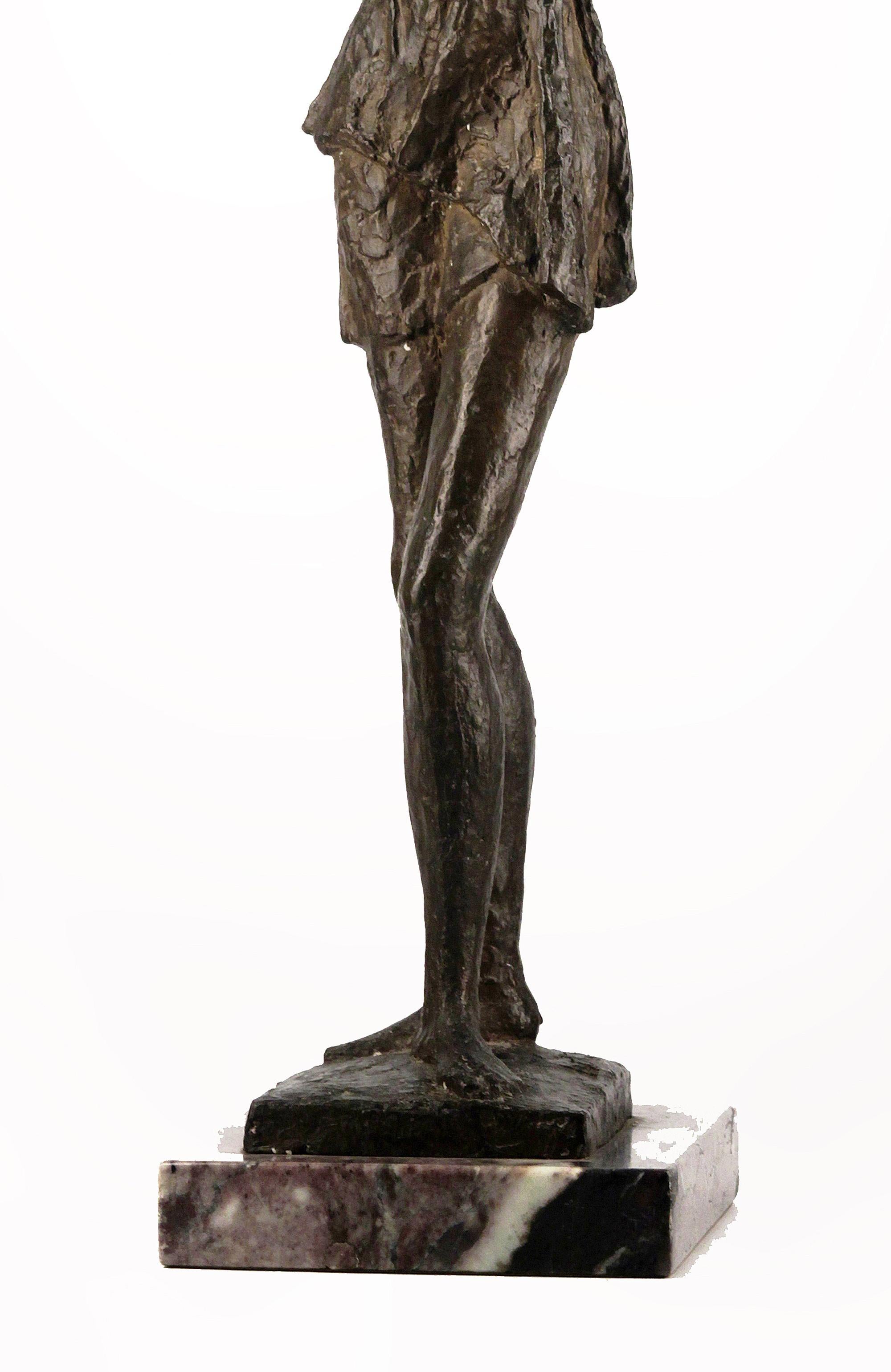 Scultura di donna in bronzo espressionista dei primi del Novecento con base in marmo di A.I.C. In condizioni buone in vendita a North Miami, FL