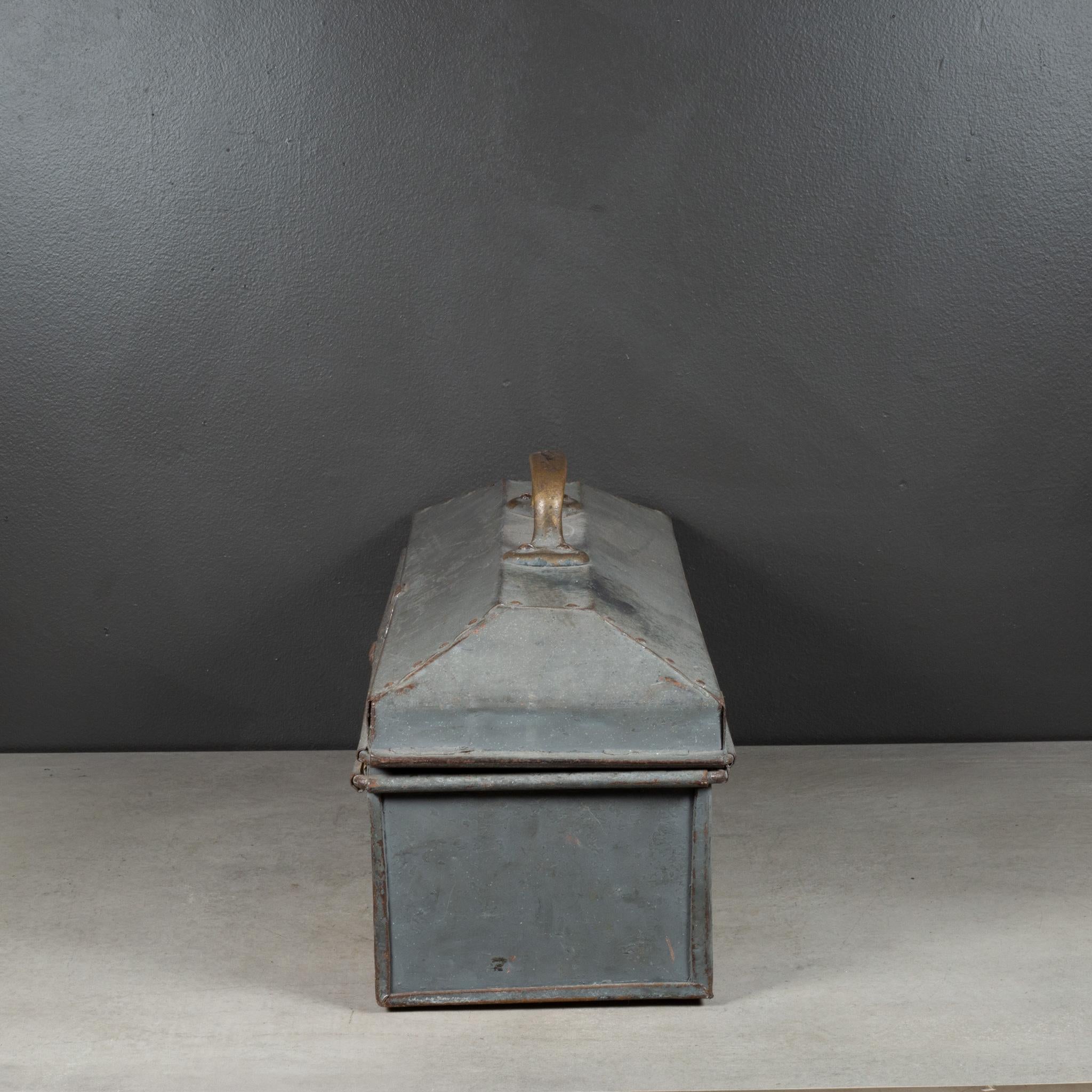 A.I.C., début du 20e siècle. Boîte d'outils d'usine avec poignée en bronze massif vers 1930-1940 en vente 3