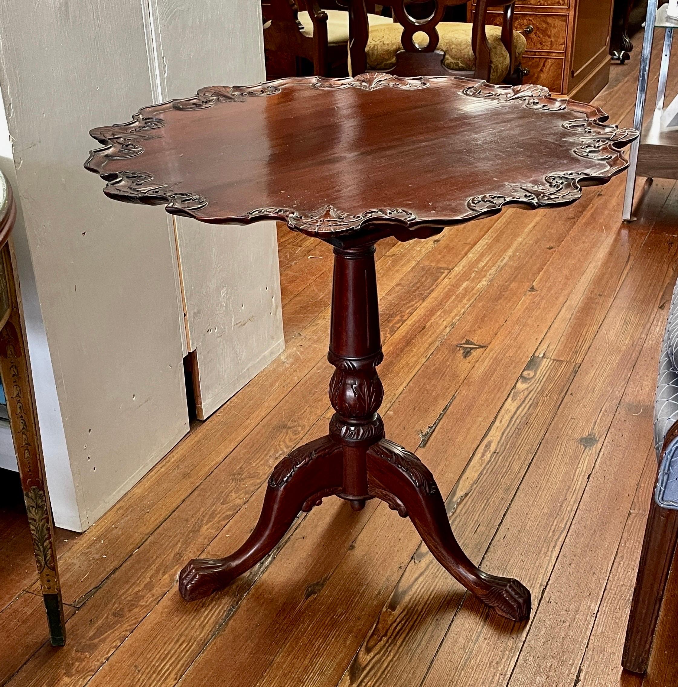 A.I.C. Federal Style Hand Carved Mahogany Piecrust Edge Tilt-top Tea Table, début du 20ème siècle. en vente 3