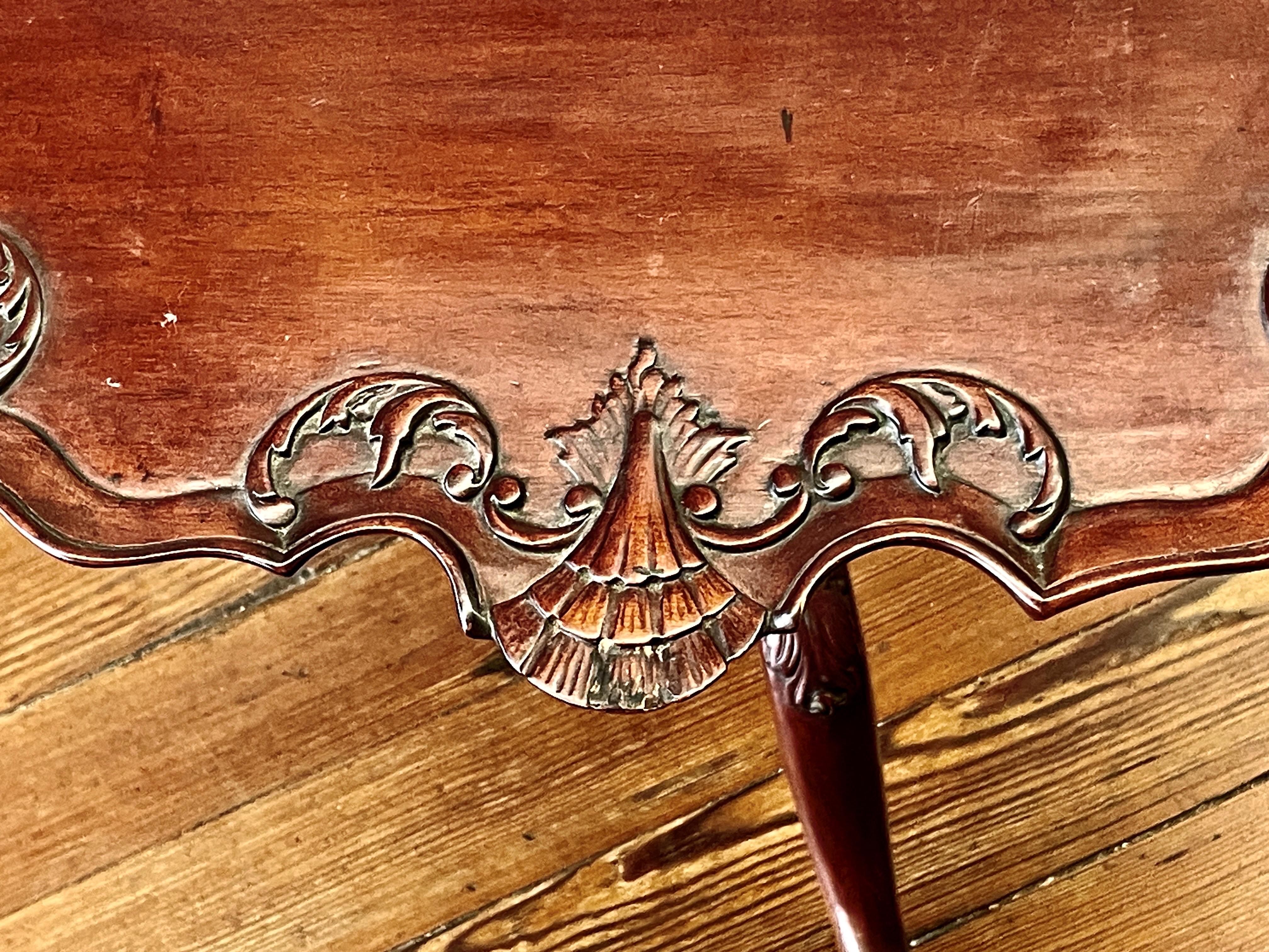 A.I.C. Federal Style Hand Carved Mahogany Piecrust Edge Tilt-top Tea Table, début du 20ème siècle. en vente 5