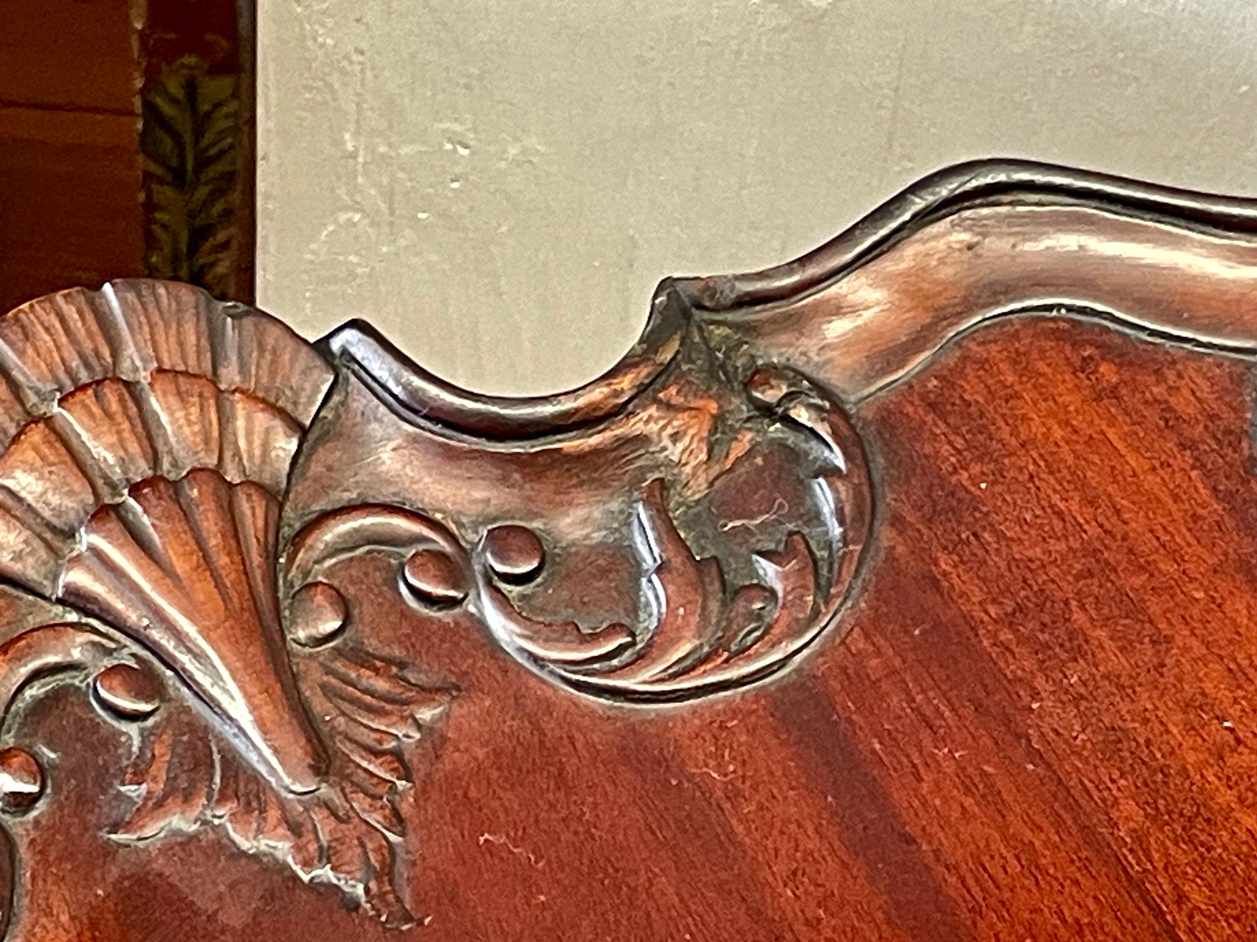 A.I.C. Federal Style Hand Carved Mahogany Piecrust Edge Tilt-top Tea Table, début du 20ème siècle. en vente 6
