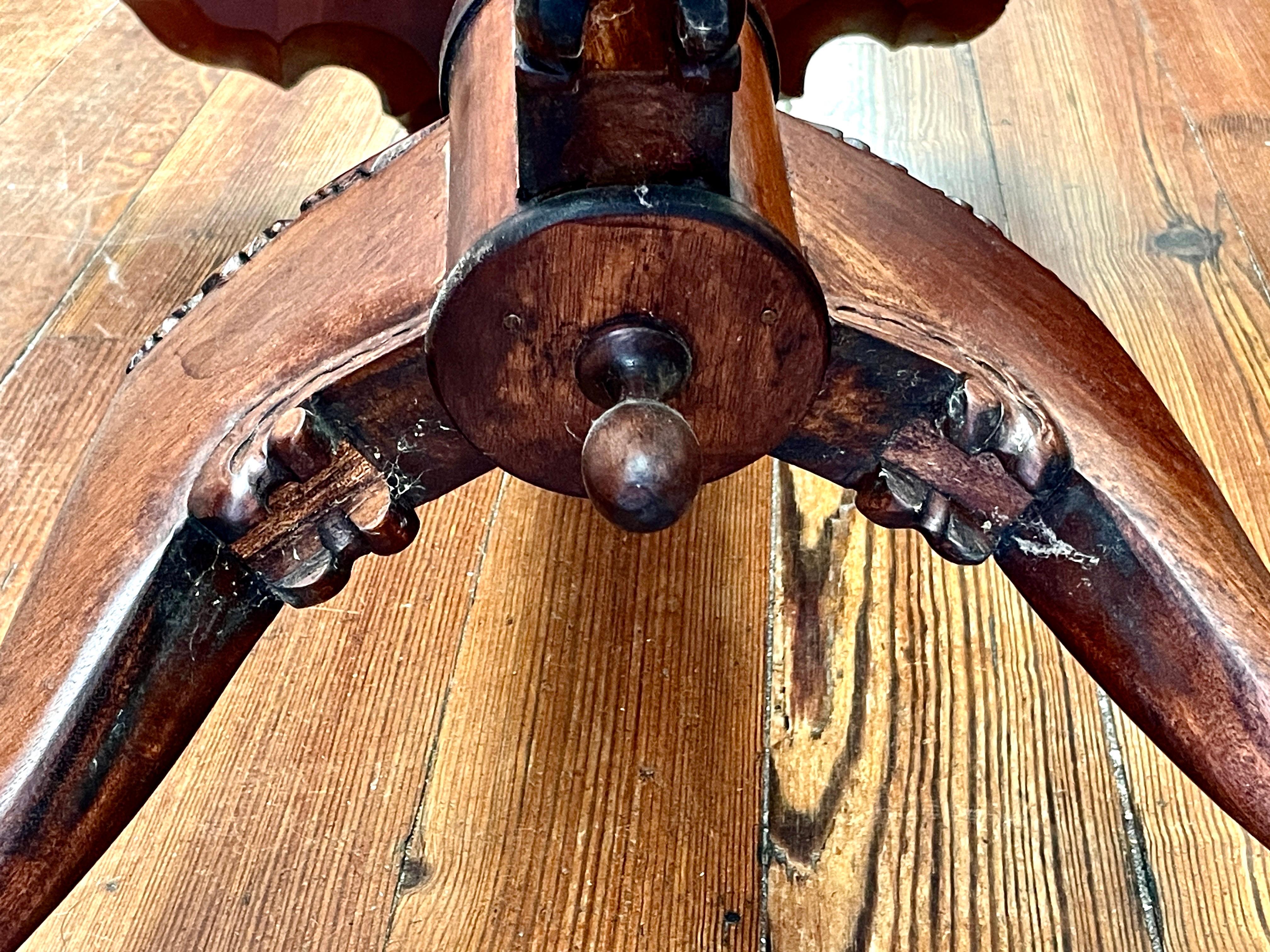 Early 20th C Federal Style Hand Carved Mahogany Piecrust Edge Tilt-top Tea Table For Sale 11