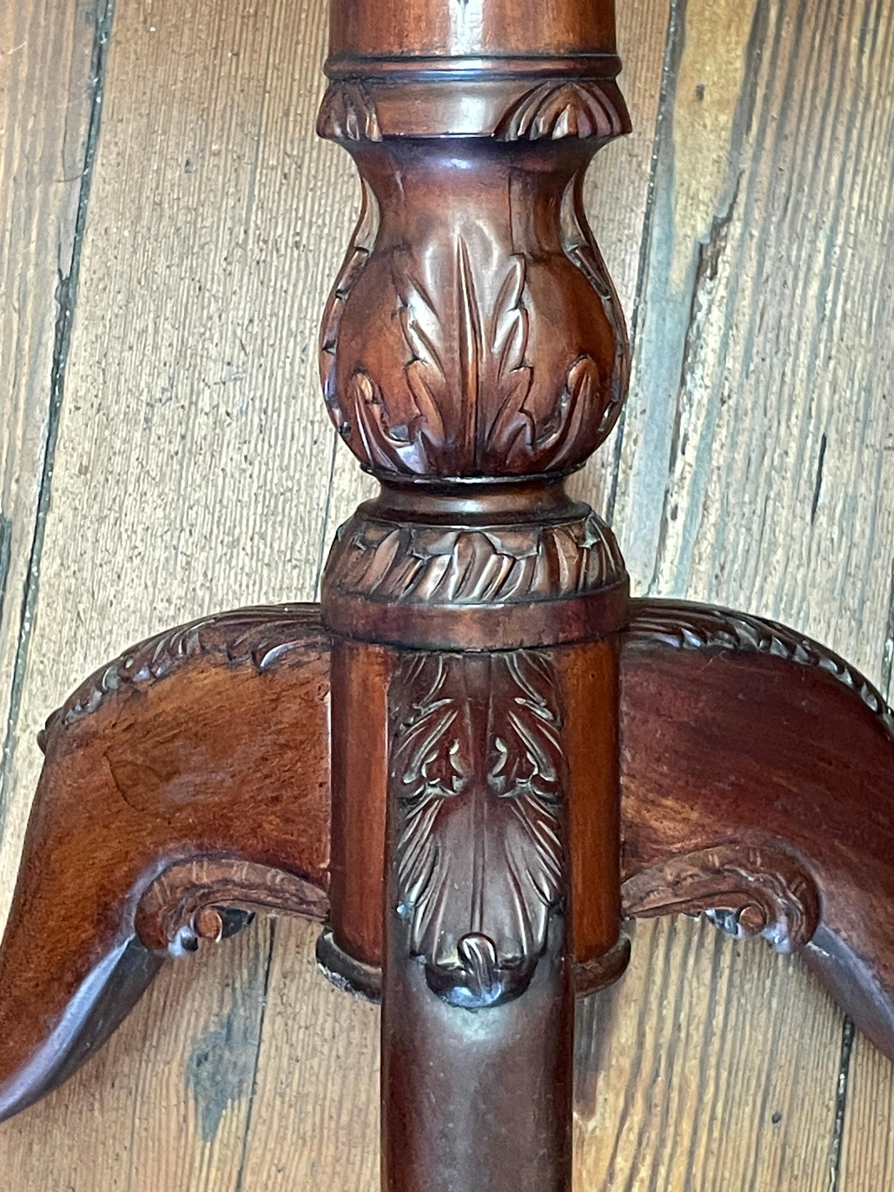 A.I.C. Federal Style Hand Carved Mahogany Piecrust Edge Tilt-top Tea Table, début du 20ème siècle. en vente 12