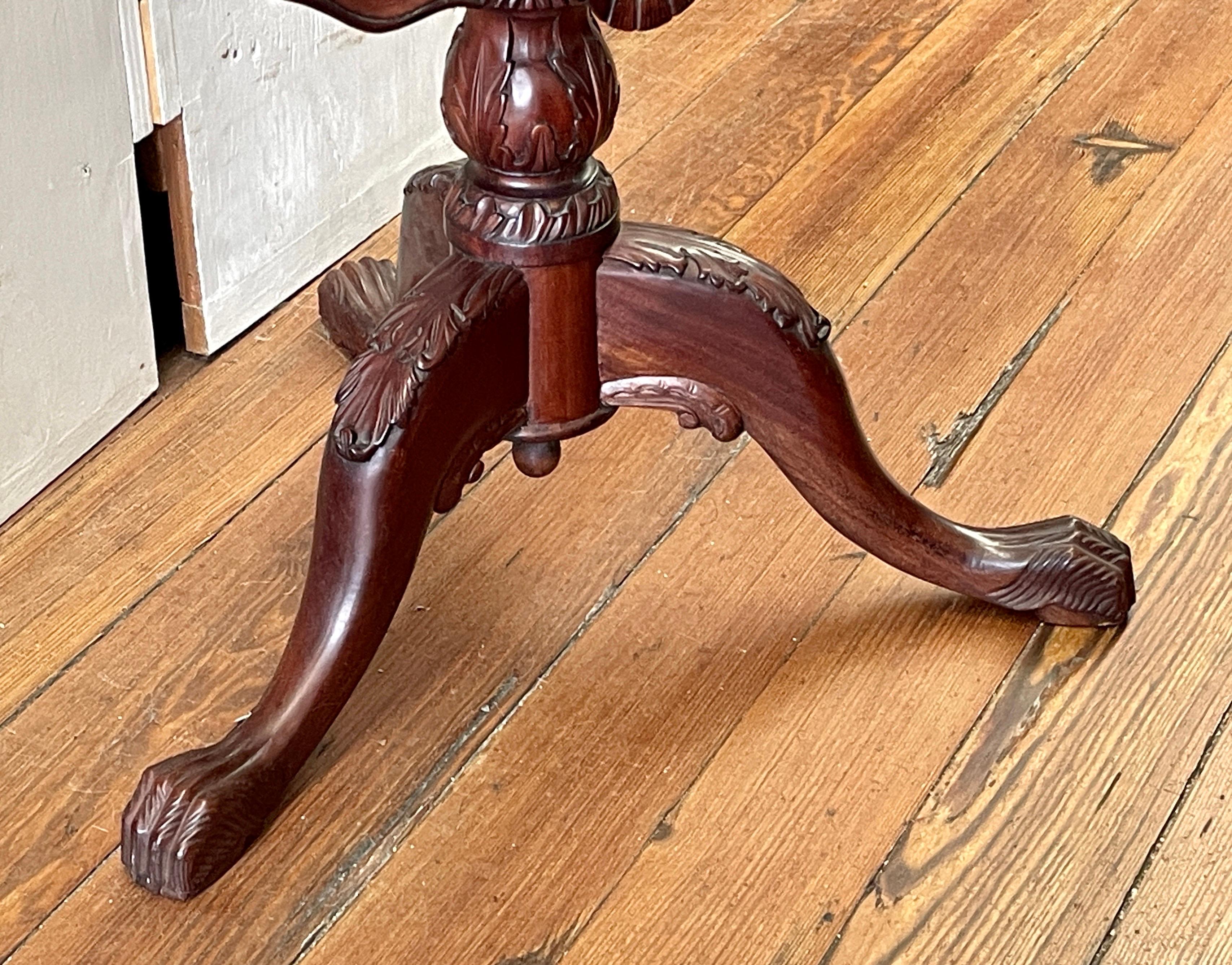 Fédéral A.I.C. Federal Style Hand Carved Mahogany Piecrust Edge Tilt-top Tea Table, début du 20ème siècle. en vente