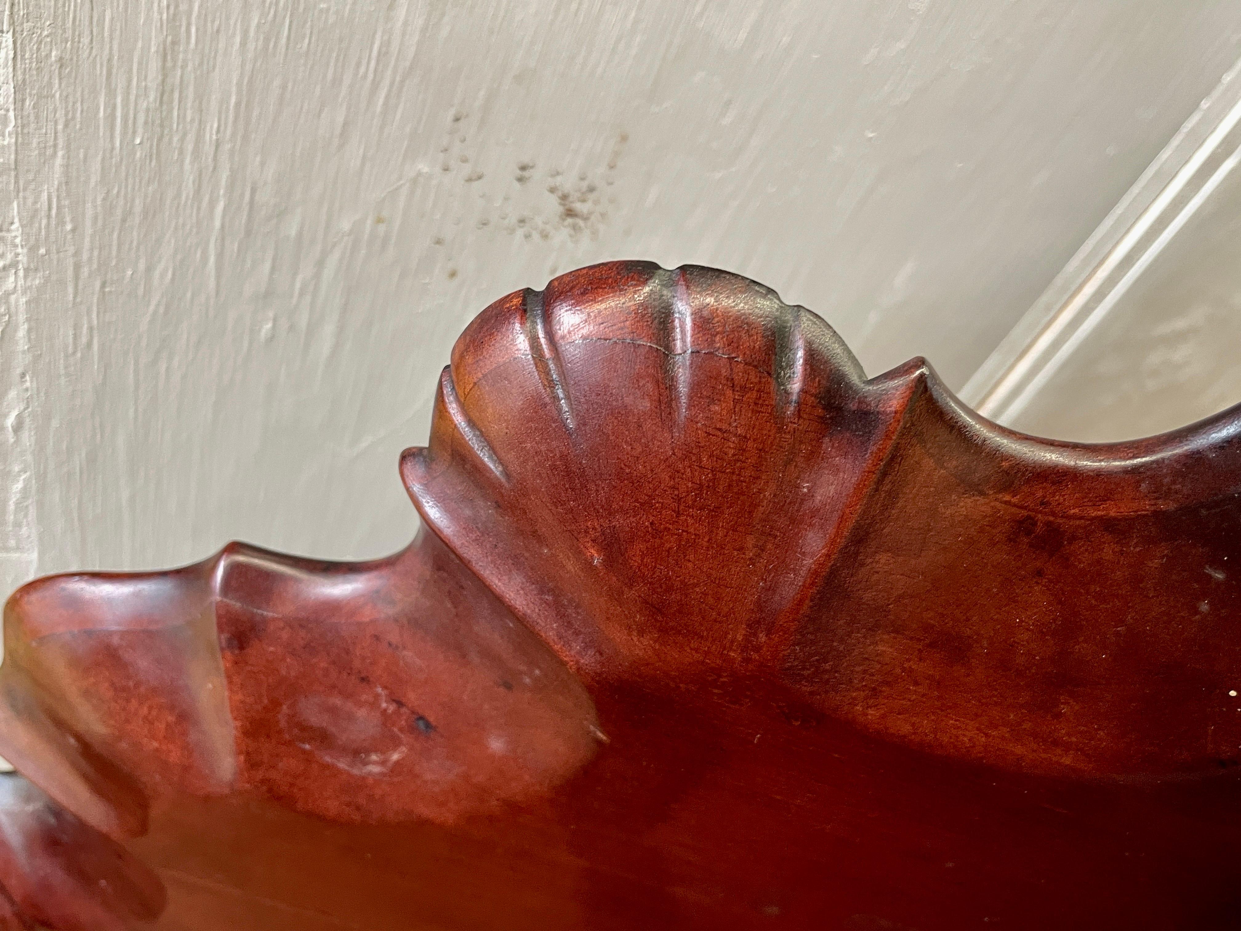 A.I.C. Federal Style Hand Carved Mahogany Piecrust Edge Tilt-top Tea Table, début du 20ème siècle. Bon état - En vente à Charleston, SC