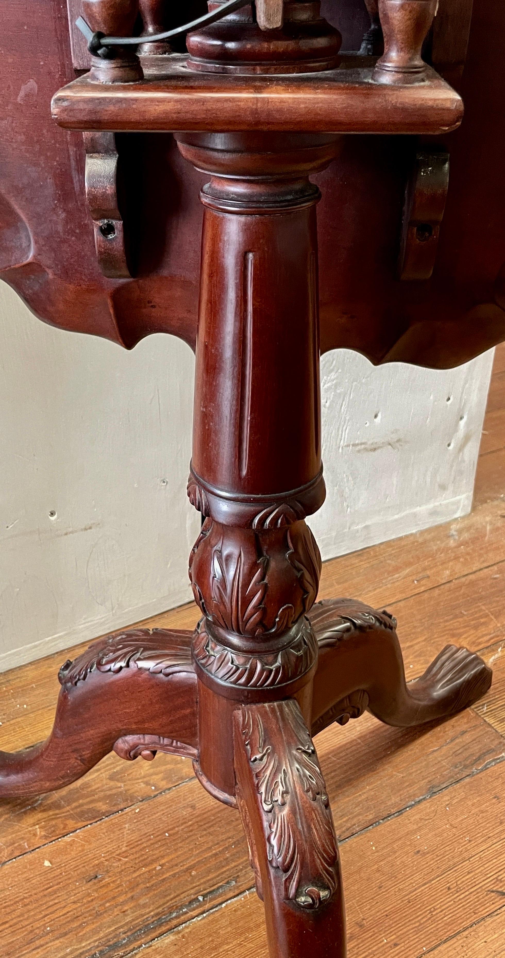 Early 20th C Federal Style Hand Carved Mahogany Piecrust Edge Tilt-top Tea Table For Sale 1