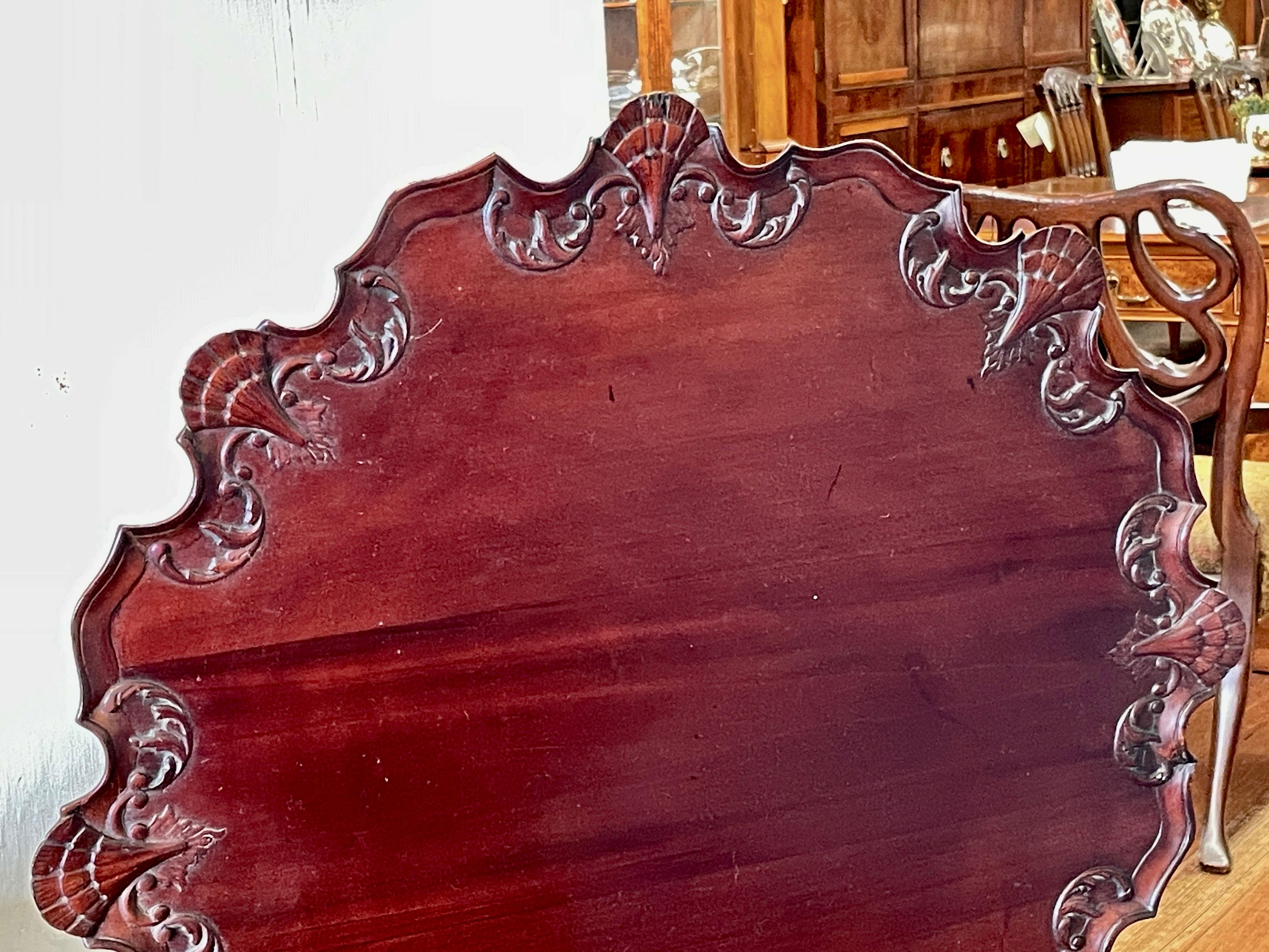 Acajou A.I.C. Federal Style Hand Carved Mahogany Piecrust Edge Tilt-top Tea Table, début du 20ème siècle. en vente