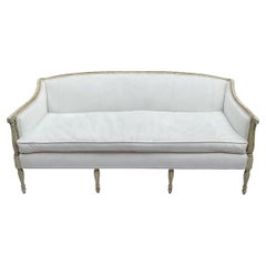 Début du 20e siècle. Sofa de style fédéral avec finition gustavienne peinte et tapisserie blanche 
