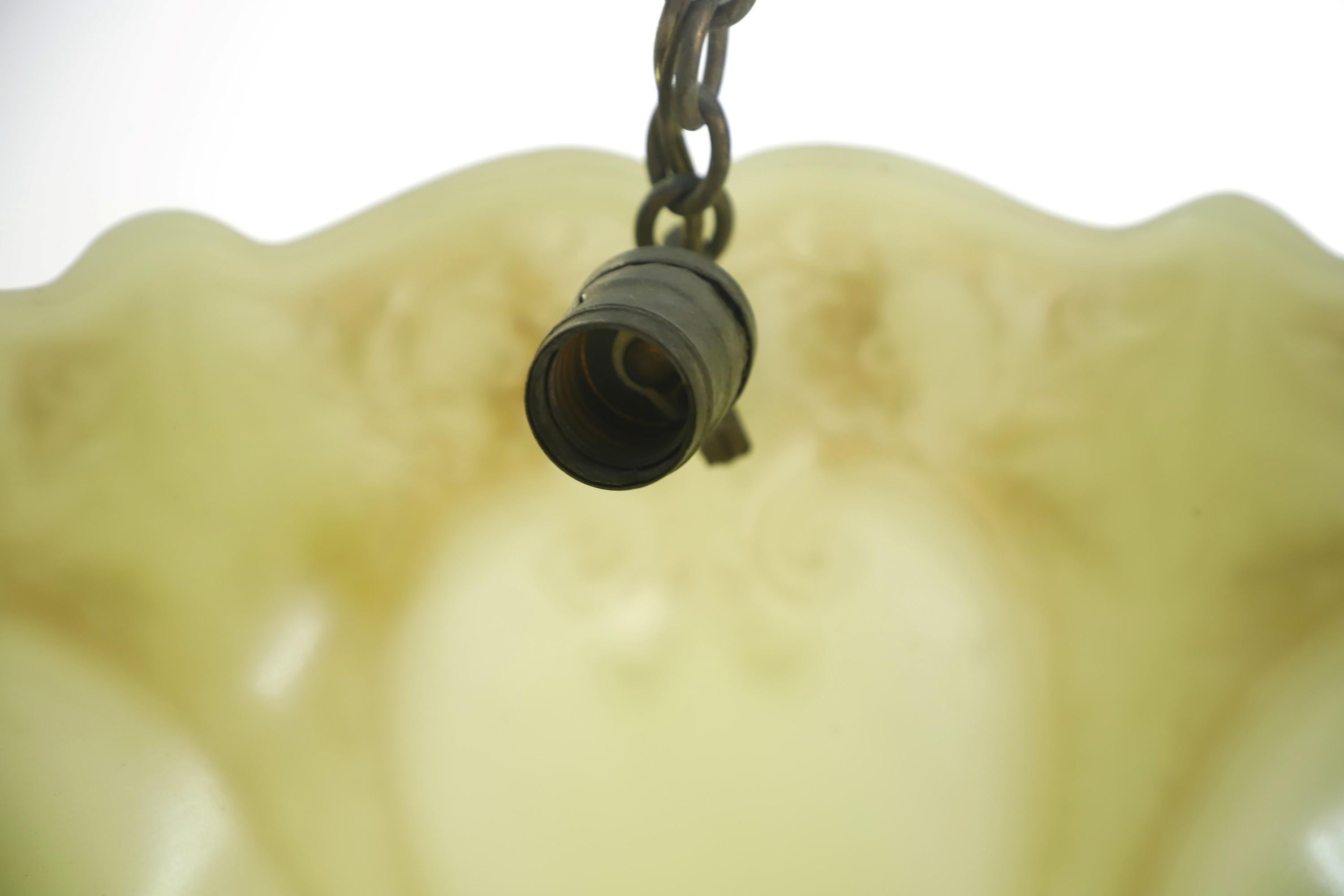 Moulage Pendentif en laiton avec plat floral en verre au lait du début du 20e siècle en vente