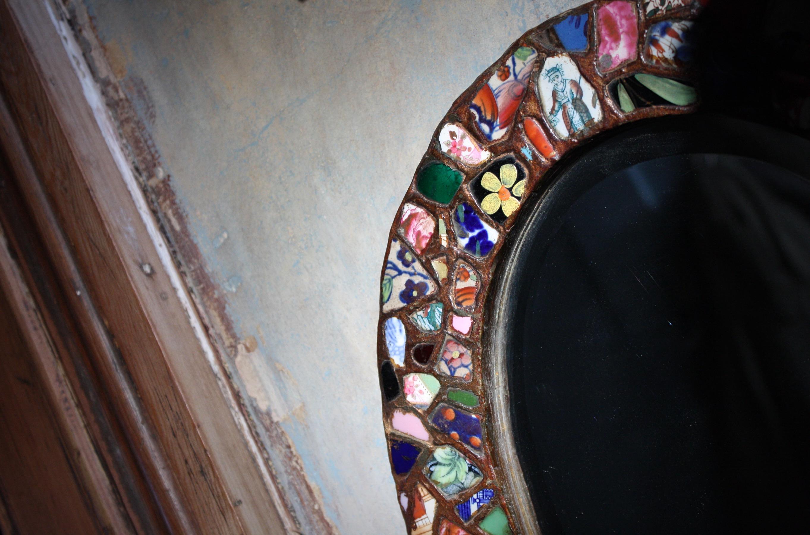 Un affascinante specchio Folk Art memory ware o shardware, costruito attorno a una cornice ovale in Oak (con supporto in legno di pino) con uno specchio smussato di buona qualità con alcuni leggeri segni di foxing, inizio del XX secolo.

Le