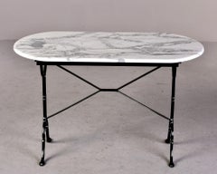 Table de bistrot française du début du 20e siècle avec base en fer et plateau en marbre de Carrare