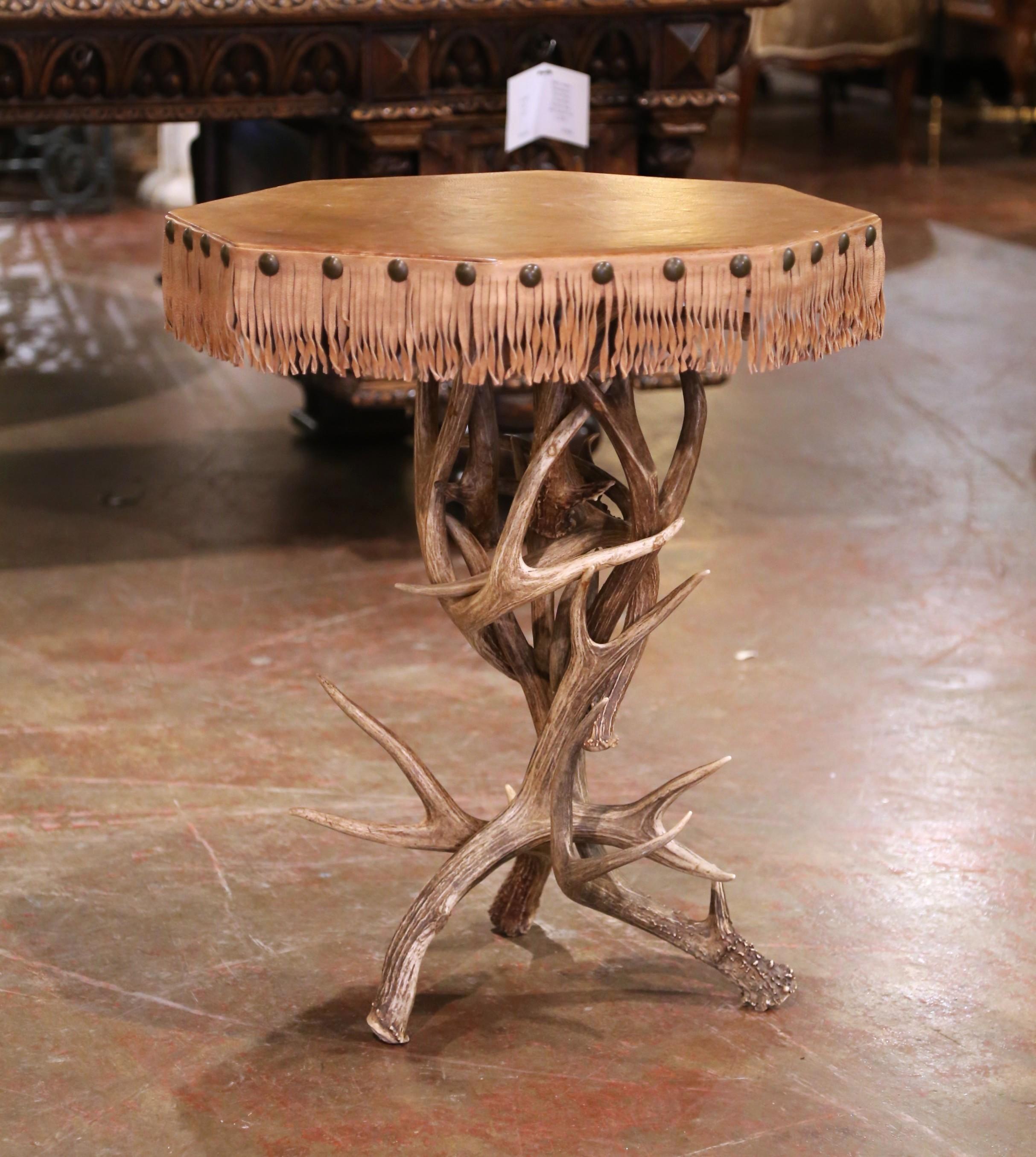 Dieser unverwechselbare Schwarzwälder Beistelltisch, der um 1920 in Frankreich hergestellt wurde, ist ein Beispiel für die rustikale Eleganz und das naturalistische Design, das man mit der Einrichtung alpiner Hütten verbindet. Die achteckige Platte