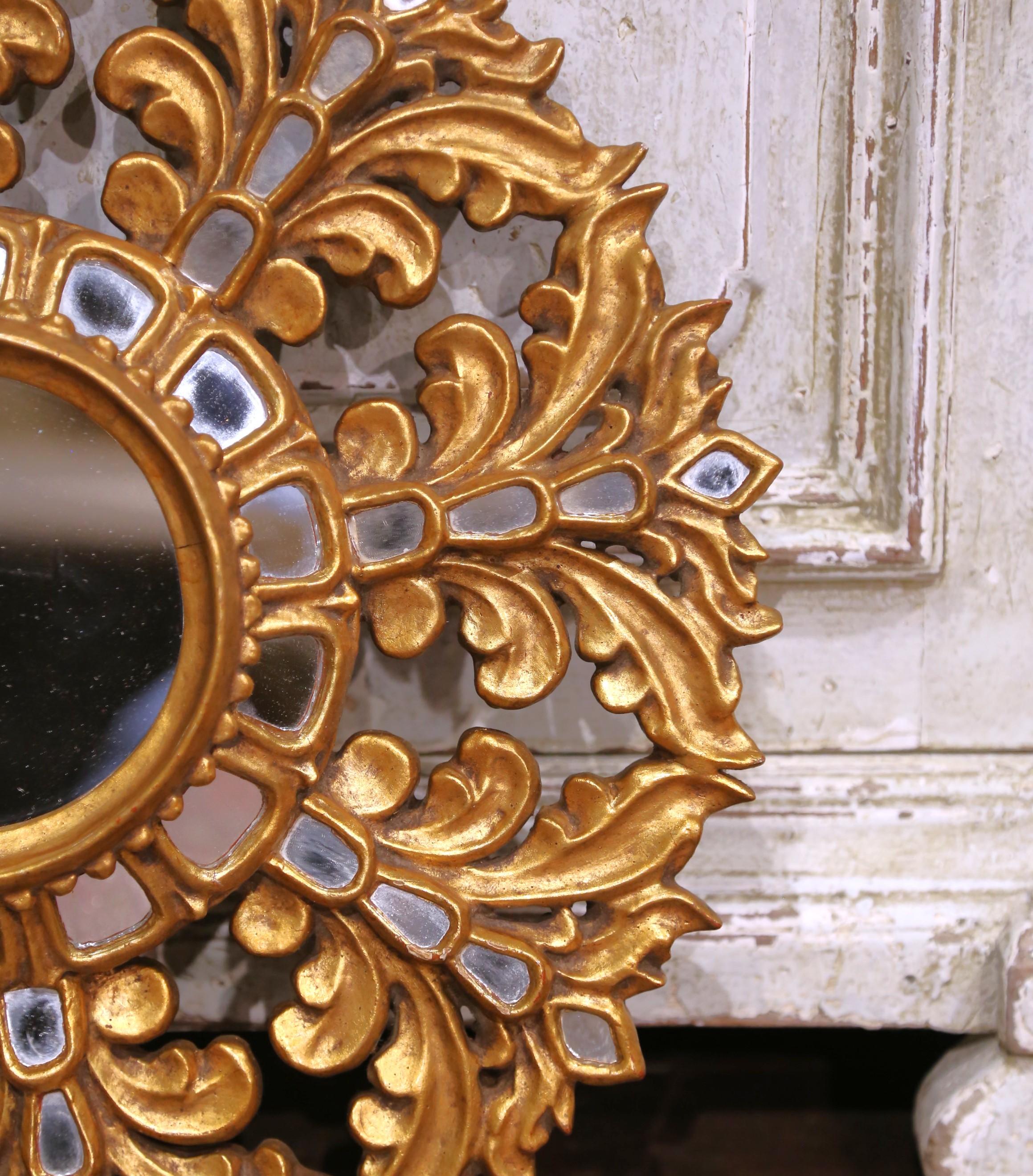 Espejo francés de madera dorada tallada de principios del siglo XX con inserciones de cristal tallado Tallado a mano en venta