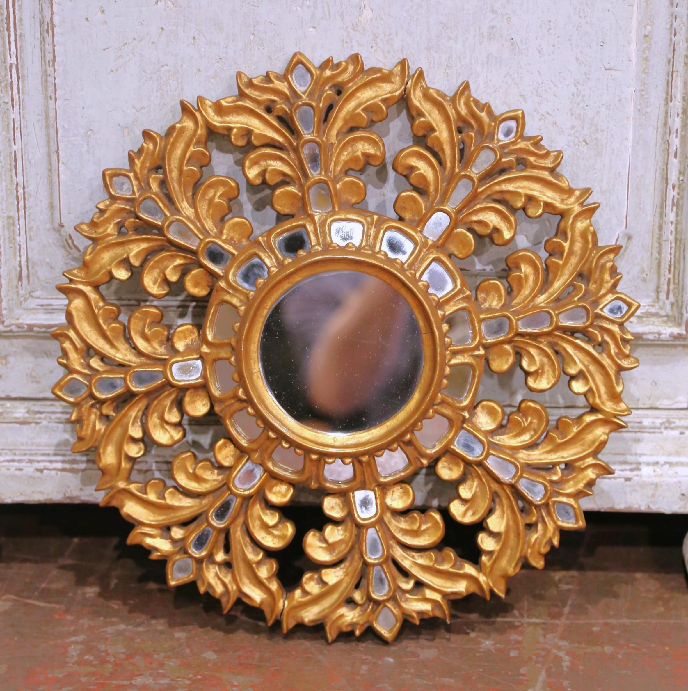 Espejo francés de madera dorada tallada de principios del siglo XX con inserciones de cristal tallado en Excelente estado para la venta en Dallas, TX