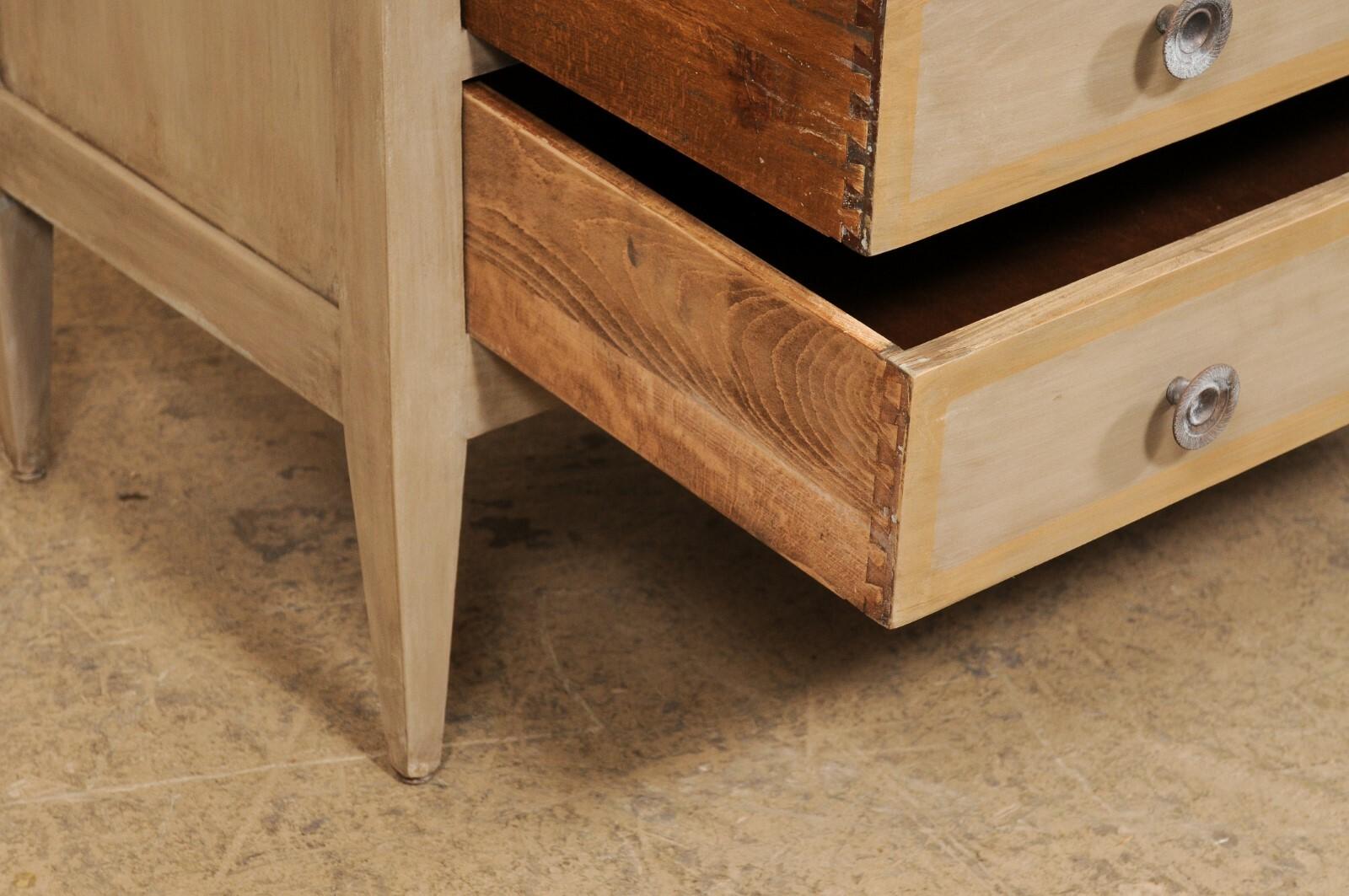 Französische Kommode des frühen 20. Jahrhunderts, entworfen in klaren Linien, neutralen Farben (Holz) im Angebot