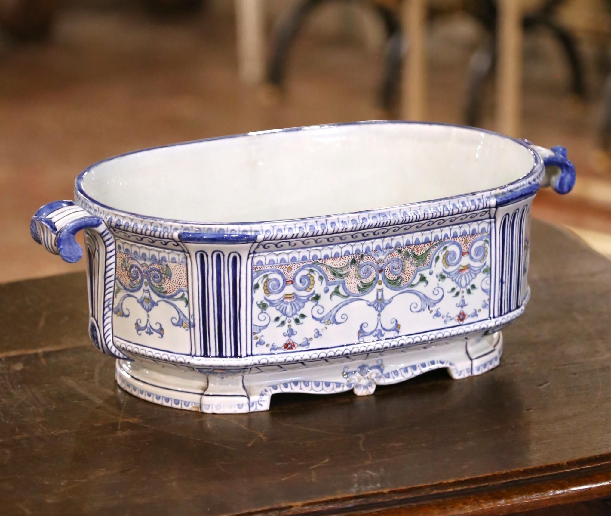 Diese französische Fayence-Jardiniere aus dem frühen 20. Jahrhundert wurde in Desvres hergestellt, einer Stadt in Nordfrankreich, die seit dem 18. Jahrhundert für ihre lebendige Keramikproduktion bekannt ist. Die ovale Jardiniere, die auf