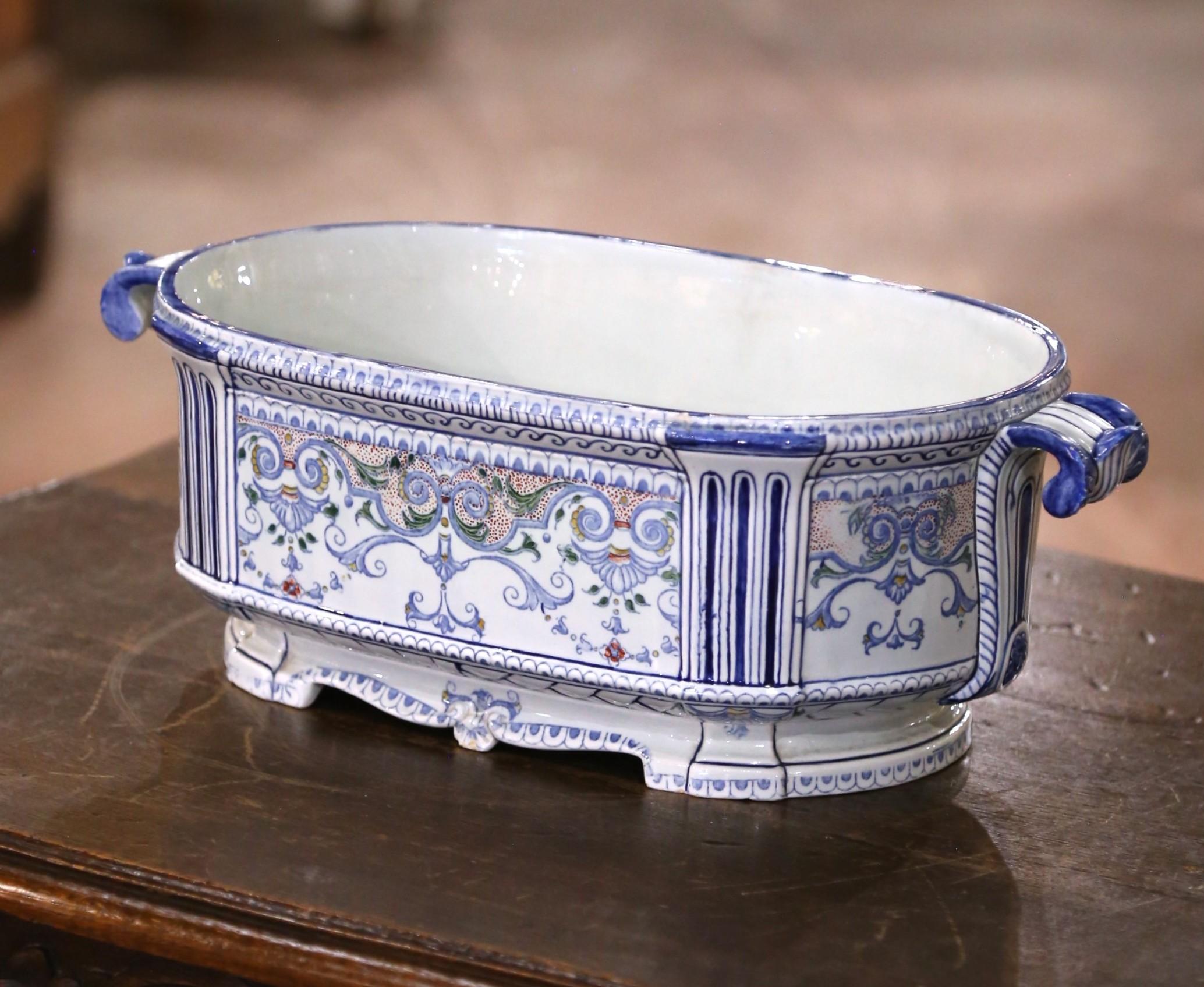 Französische Fayence-Jardiniere aus Desvres mit Maskengriffen und Schnörkelwerk, Anfang 20. (20. Jahrhundert) im Angebot