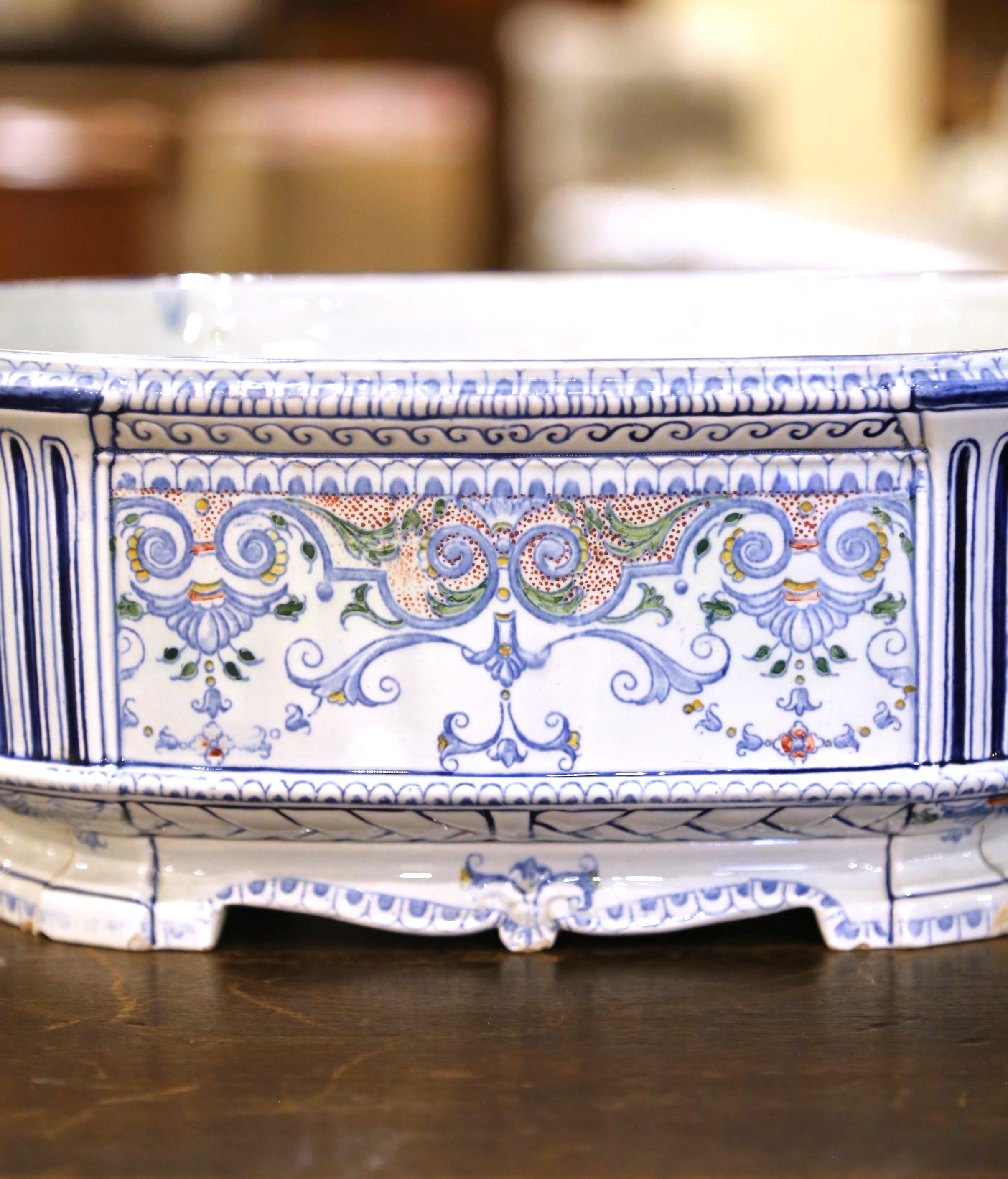 Französische Fayence-Jardiniere aus Desvres mit Maskengriffen und Schnörkelwerk, Anfang 20. (Keramik) im Angebot