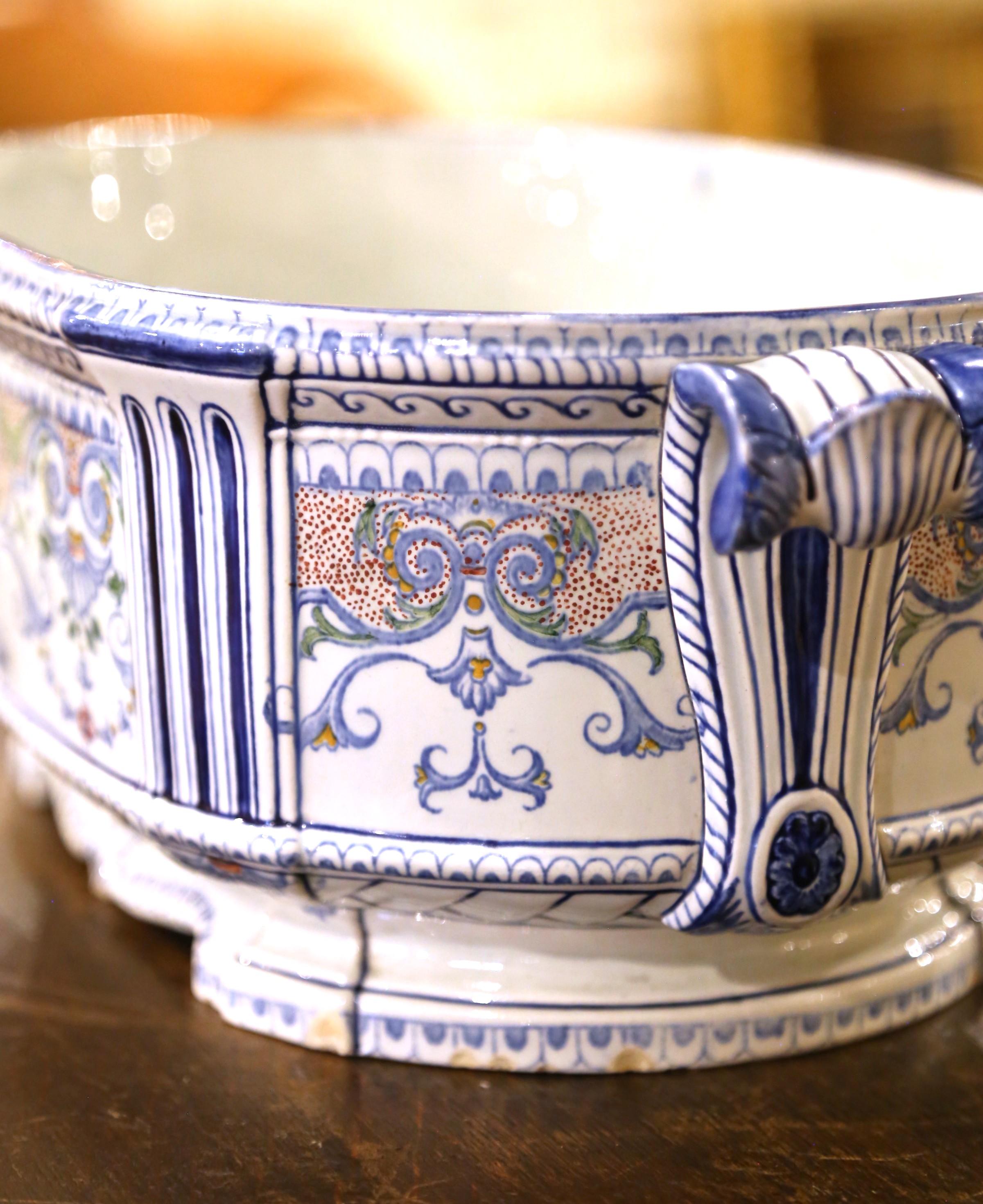 Französische Fayence-Jardiniere aus Desvres mit Maskengriffen und Schnörkelwerk, Anfang 20. im Angebot 2
