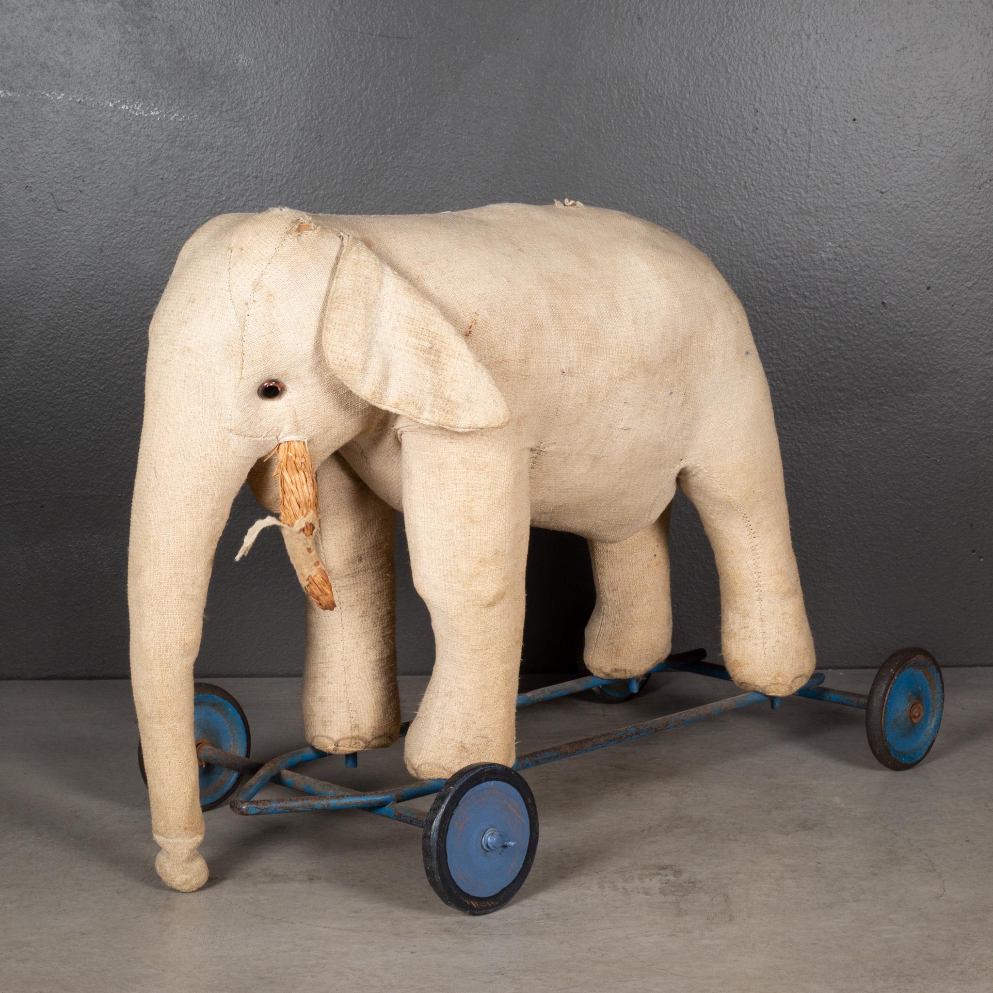 Industriel A.I.C., début du 20e siècle. Jouet tiré d'éléphant français vers 1920 en vente