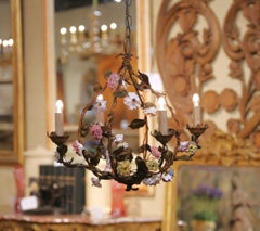 Lámpara de araña francesa de principios del siglo XX con cuatro brazos, decorada con motivos florales en tole y flores de porcelana