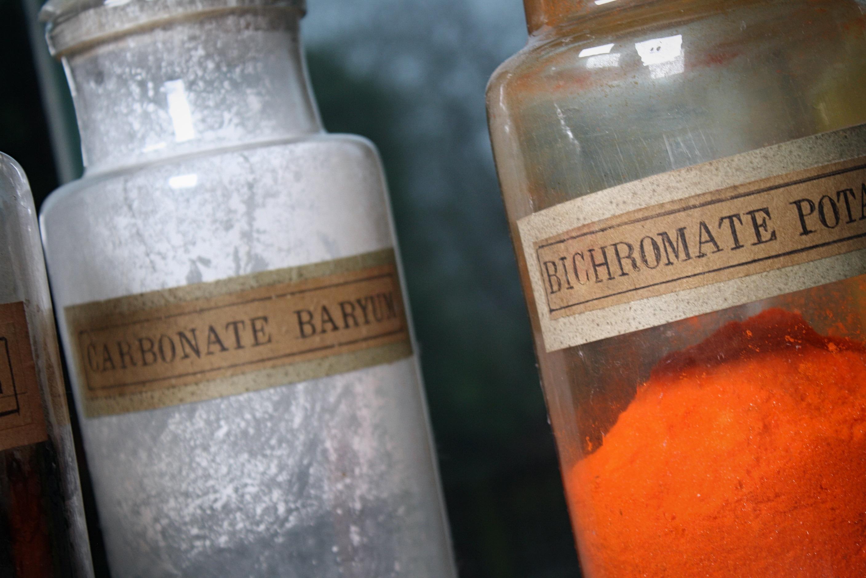 Early 20th Century French Glass Chemist Apothecary Pharmacy Dry Dispensing Jars In Good Condition In Lowestoft, GB