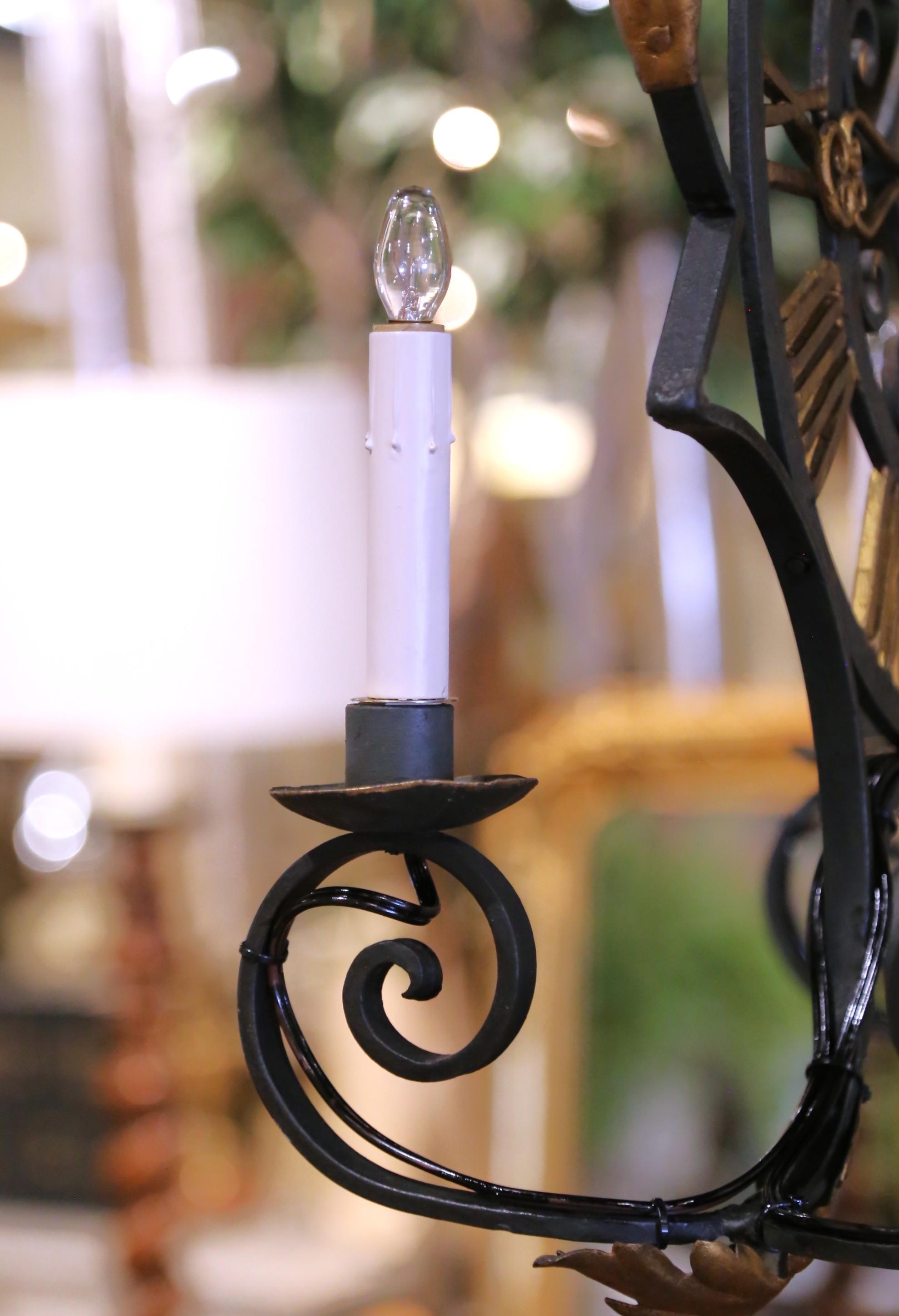 Lampadario a forma di quadrante di orologio in ferro battuto dipinto di verde e dorato, risalente ai primi anni del XX secolo. in vendita 3
