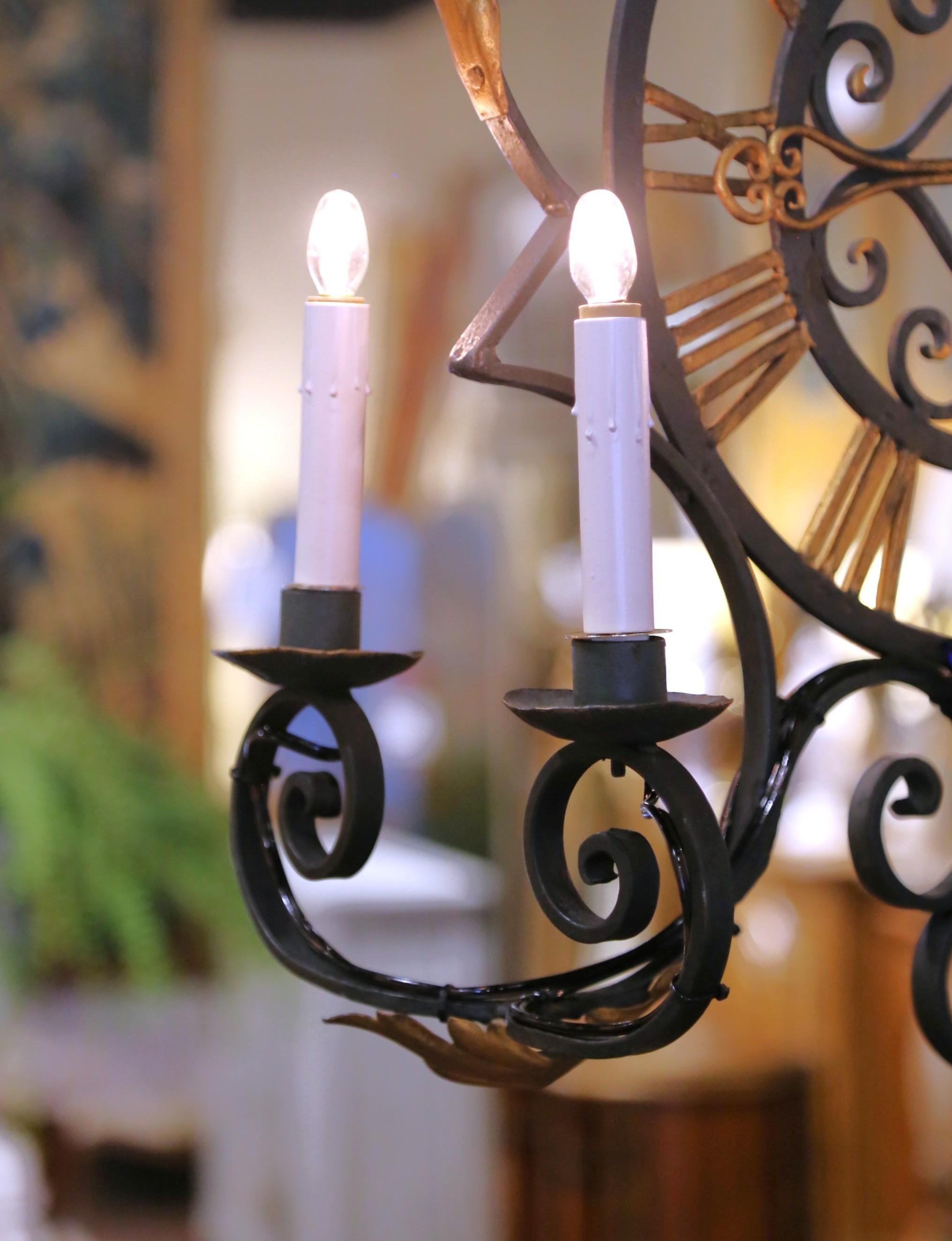 Lampadario a forma di quadrante di orologio in ferro battuto dipinto di verde e dorato, risalente ai primi anni del XX secolo. in vendita 4