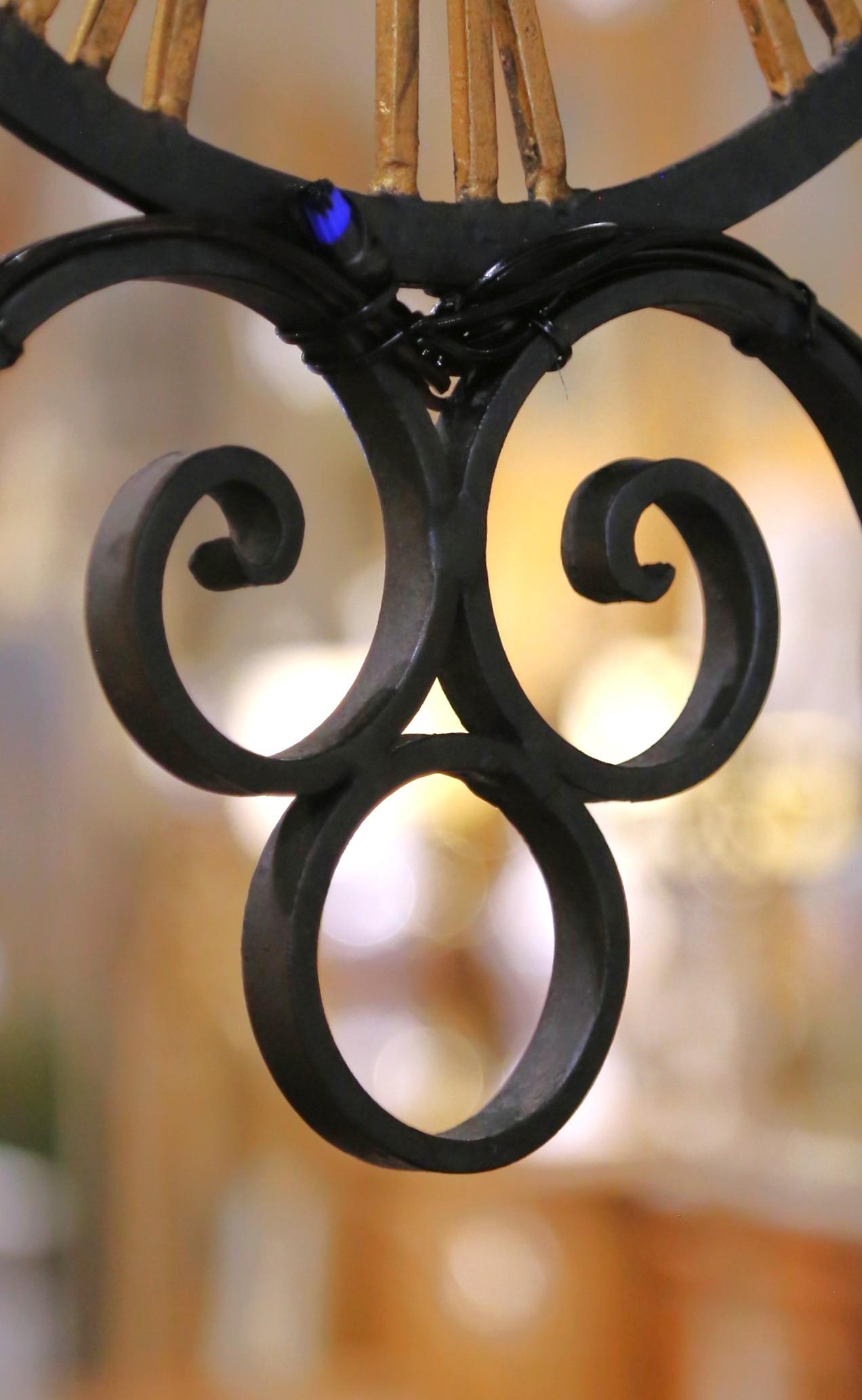Lampadario a forma di quadrante di orologio in ferro battuto dipinto di verde e dorato, risalente ai primi anni del XX secolo. in vendita 5