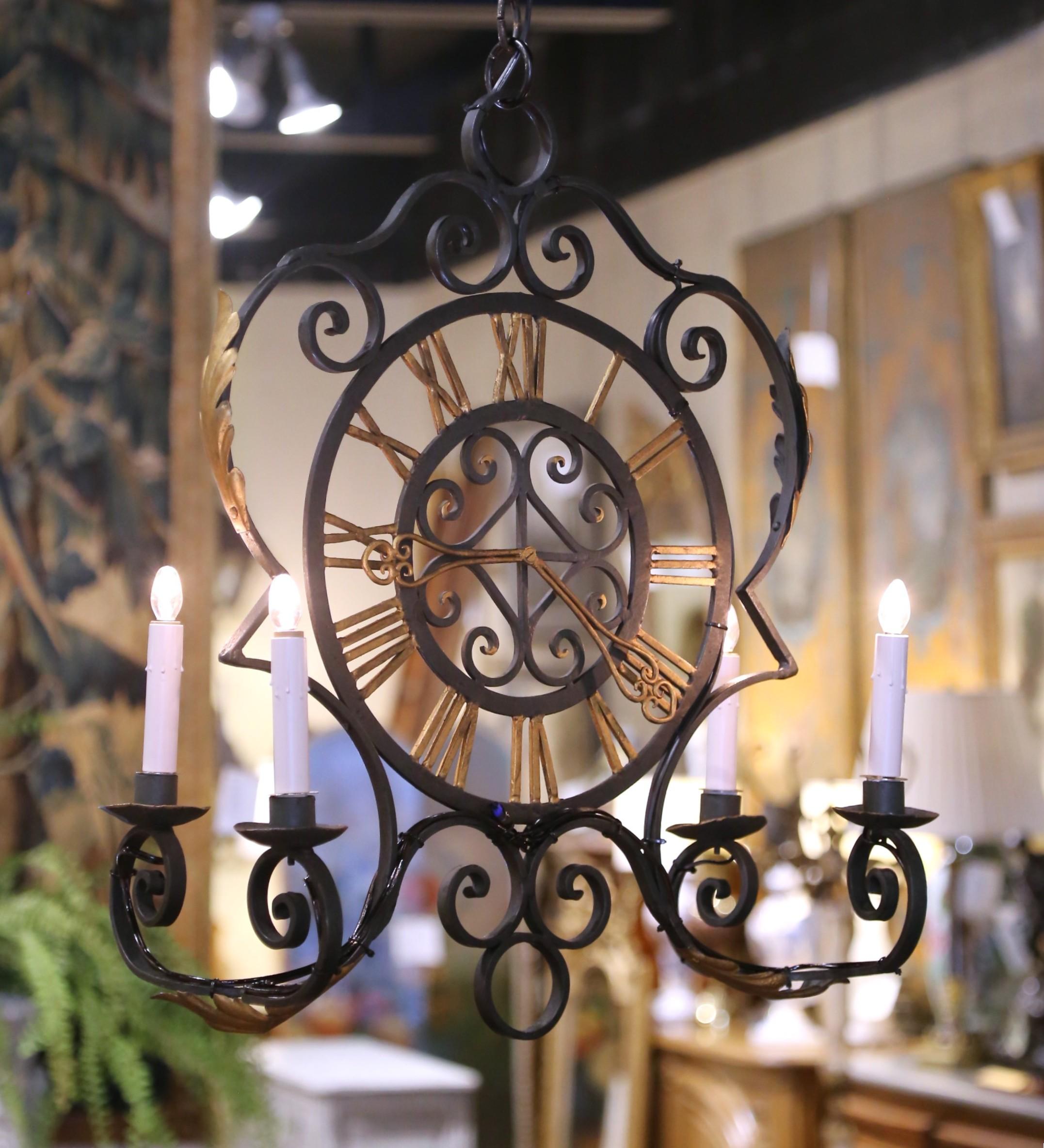 Dai un tocco di stile francese Luigi XV alla tua casa con questo straordinario lampadario in ferro battuto, realizzato in Francia intorno al 1920. Questa lampada scultorea presenta al centro un grande quadrante di orologio traforato, decorato con
