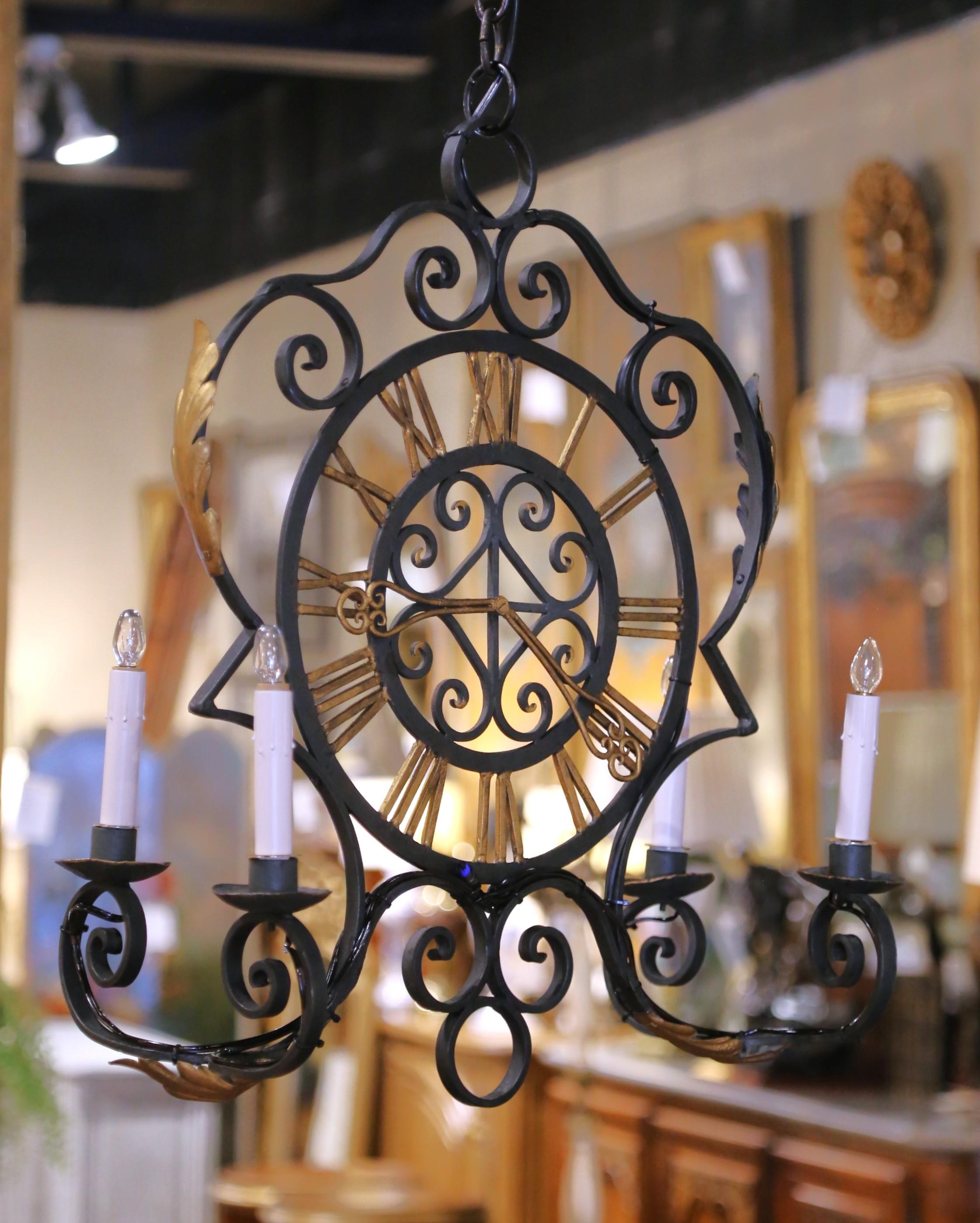 Luigi XV Lampadario a forma di quadrante di orologio in ferro battuto dipinto di verde e dorato, risalente ai primi anni del XX secolo. in vendita