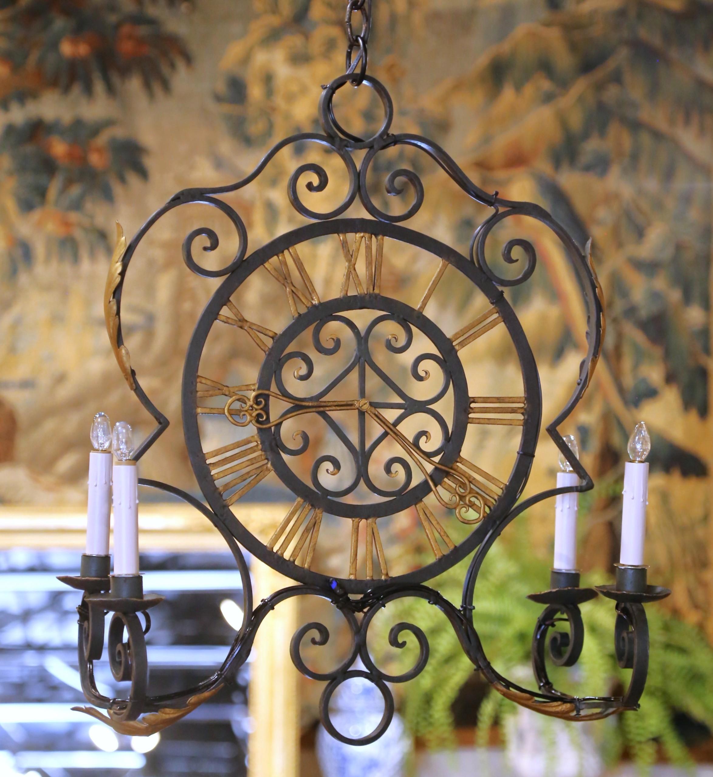 Forgiato Lampadario a forma di quadrante di orologio in ferro battuto dipinto di verde e dorato, risalente ai primi anni del XX secolo. in vendita
