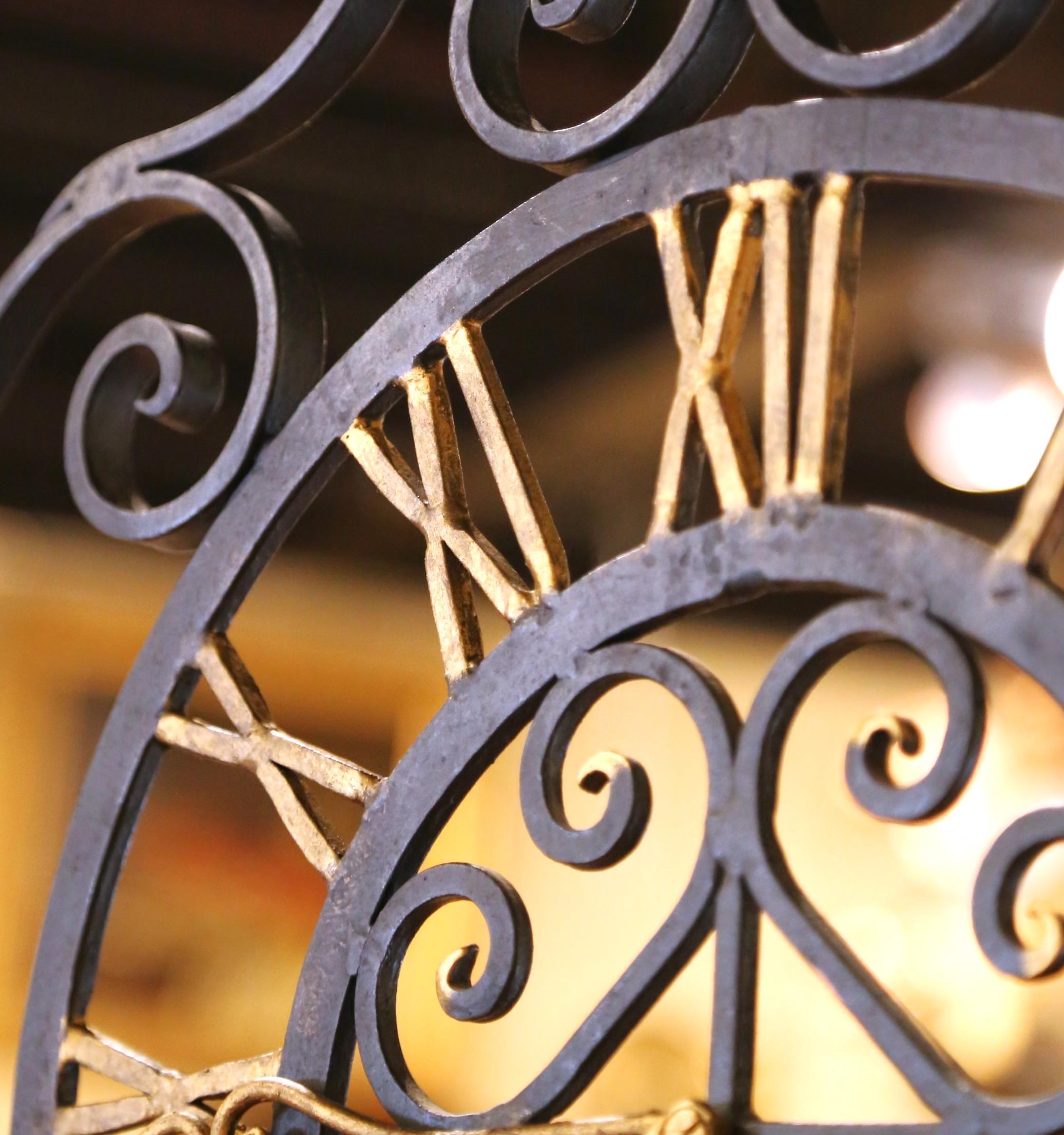 Lampadario a forma di quadrante di orologio in ferro battuto dipinto di verde e dorato, risalente ai primi anni del XX secolo. In condizioni ottime in vendita a Dallas, TX