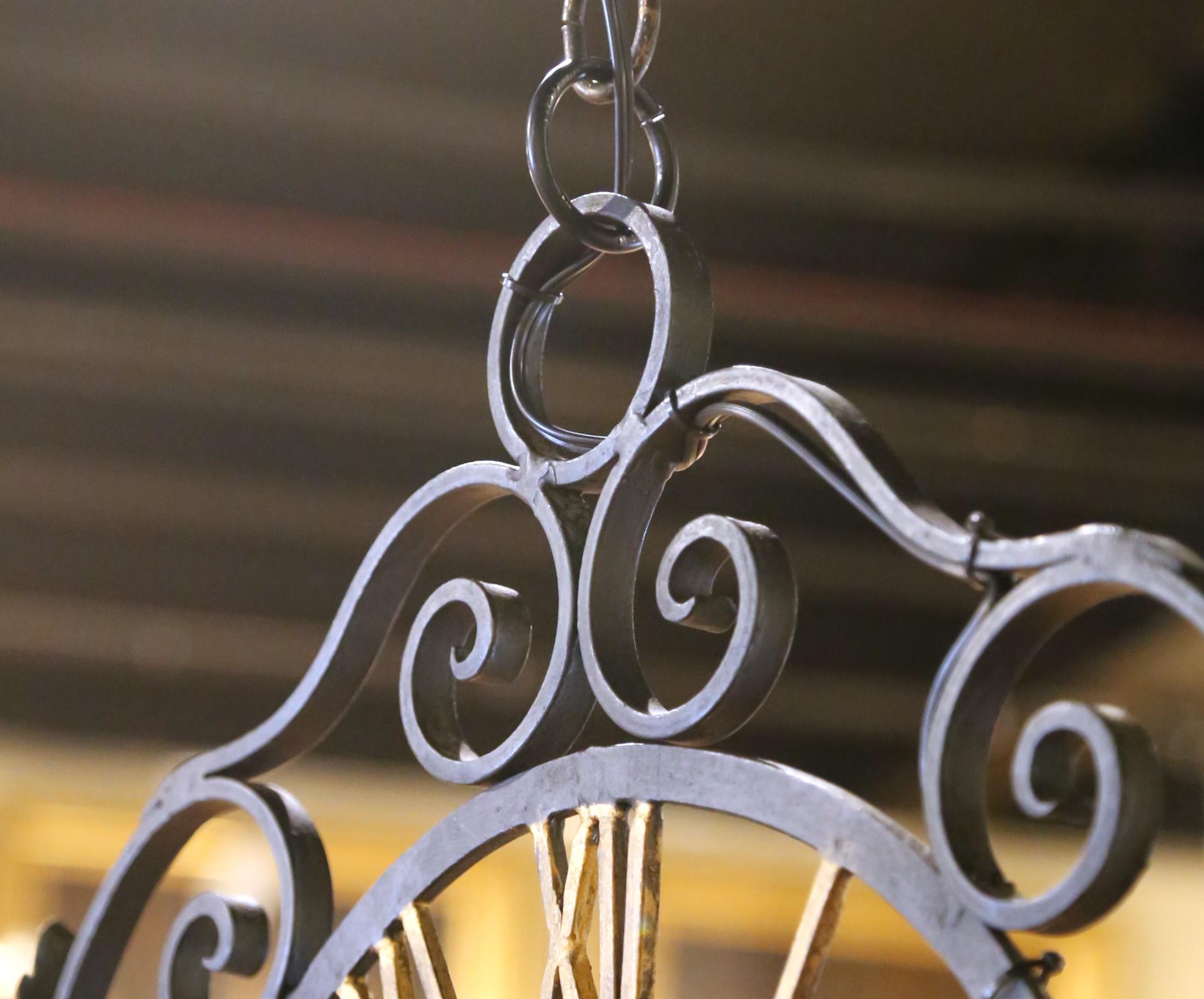 Ferro Lampadario a forma di quadrante di orologio in ferro battuto dipinto di verde e dorato, risalente ai primi anni del XX secolo. in vendita