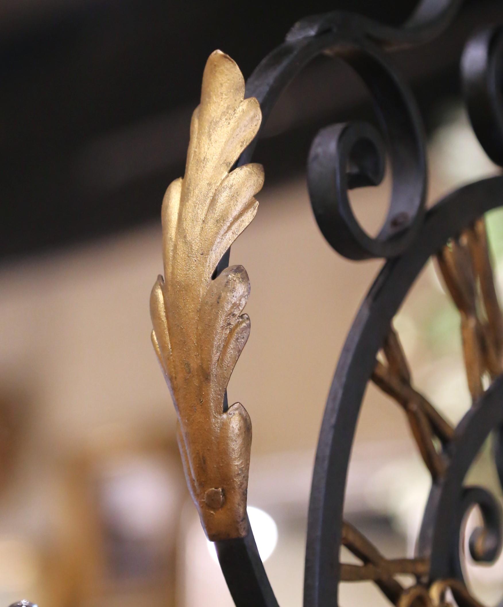 Lampadario a forma di quadrante di orologio in ferro battuto dipinto di verde e dorato, risalente ai primi anni del XX secolo. in vendita 2