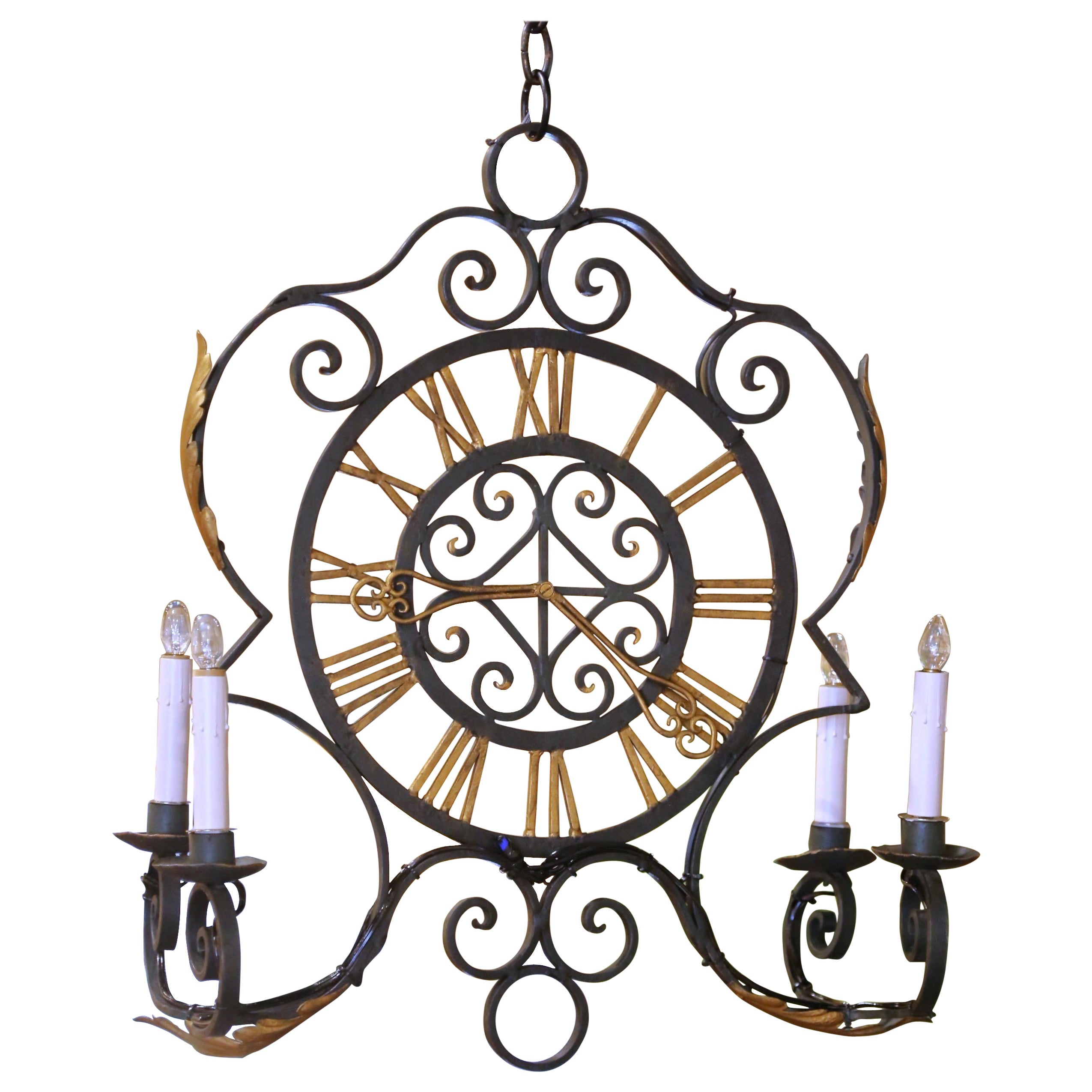 Lampadario a forma di quadrante di orologio in ferro battuto dipinto di verde e dorato, risalente ai primi anni del XX secolo. in vendita
