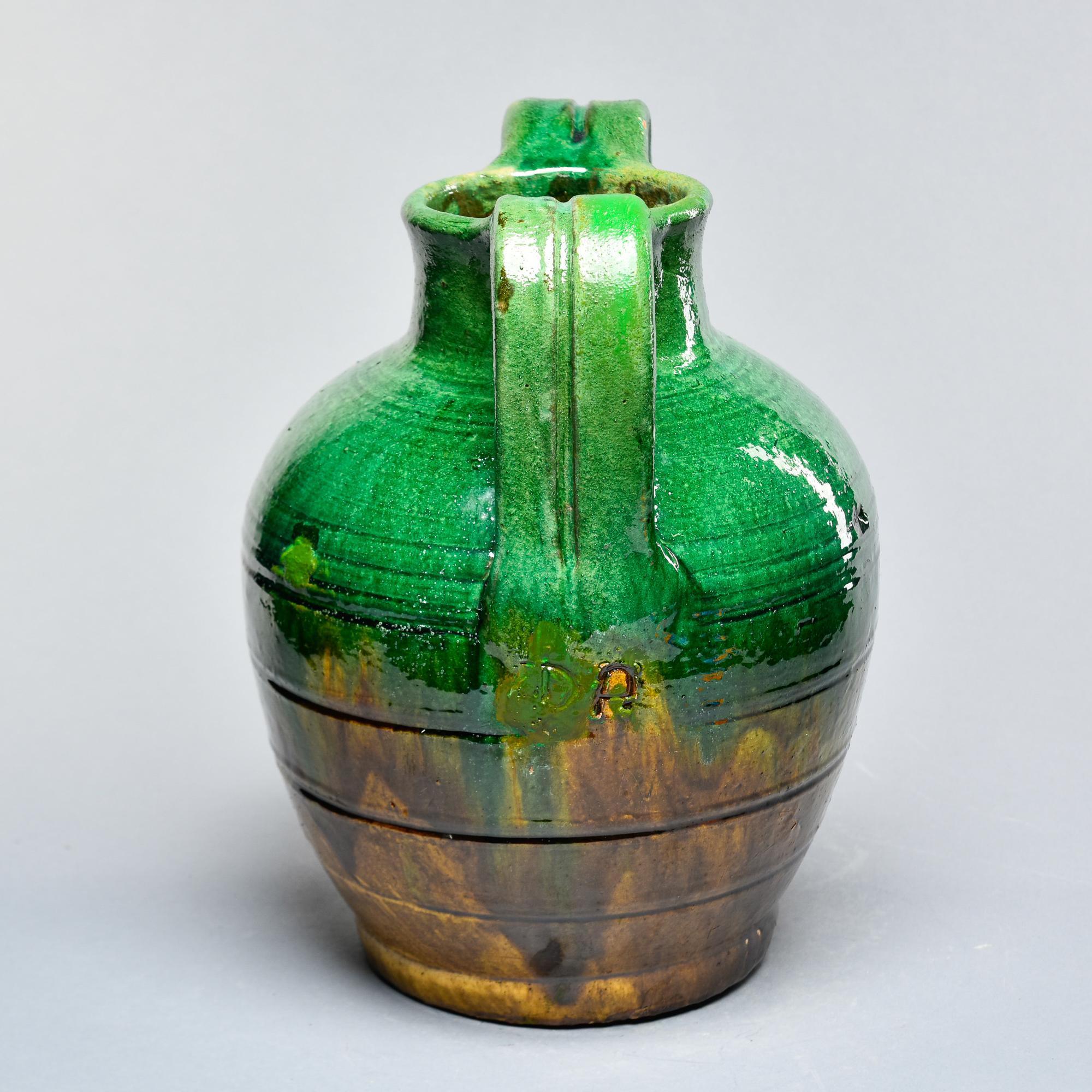 Céramique Pot à deux poignées vert français du début du 20e siècle avec base en or moutarde en vente