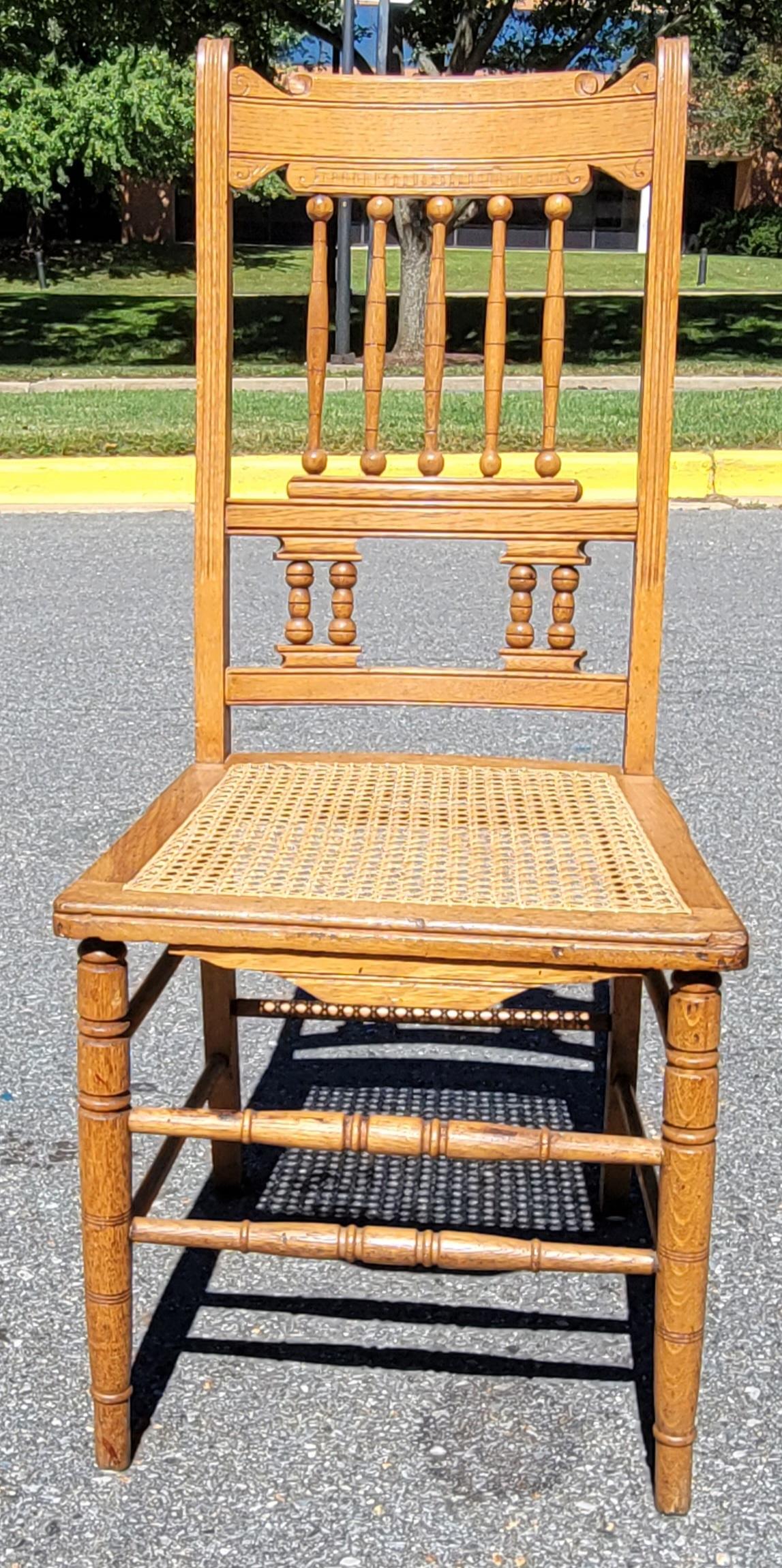 Paire de chaises d'appoint Henry II en chêne et assise cannée, début du 20ème siècle français en vente 6