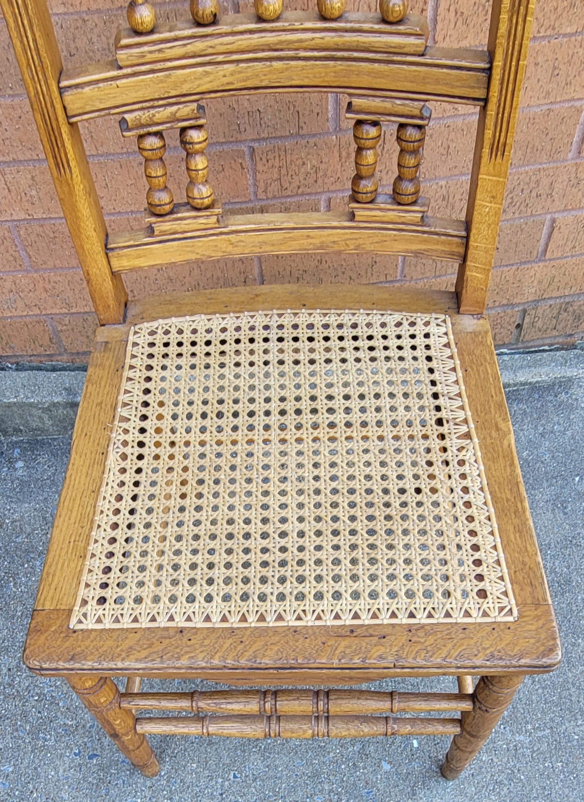 Paire de chaises d'appoint Henry II en chêne et assise cannée, début du 20ème siècle français Bon état - En vente à Germantown, MD