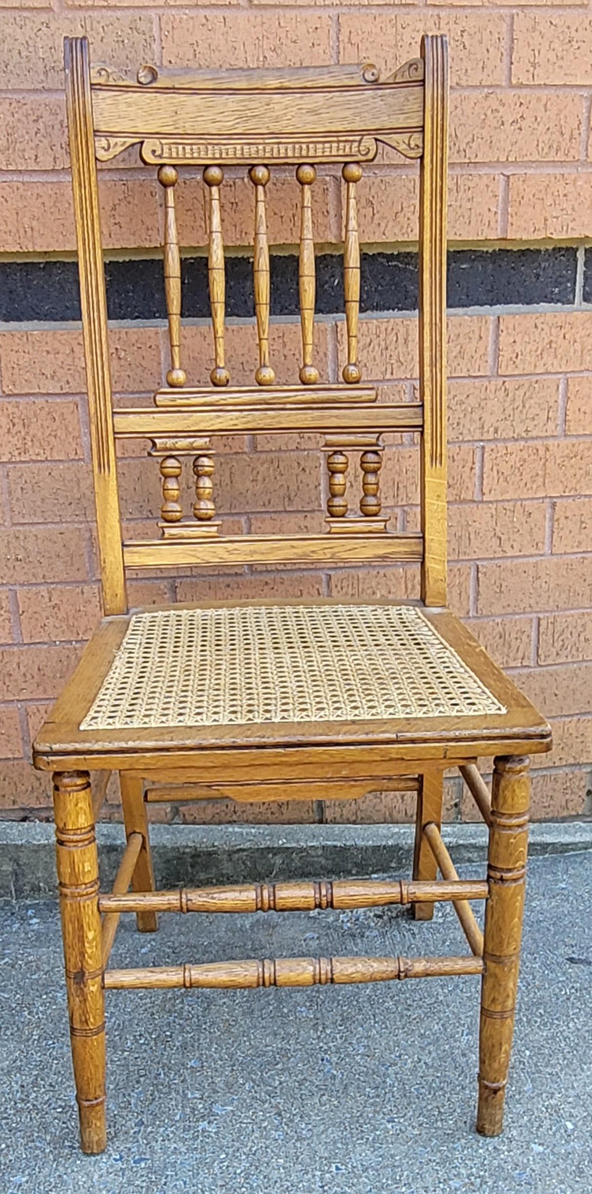 20ième siècle Paire de chaises d'appoint Henry II en chêne et assise cannée, début du 20ème siècle français en vente