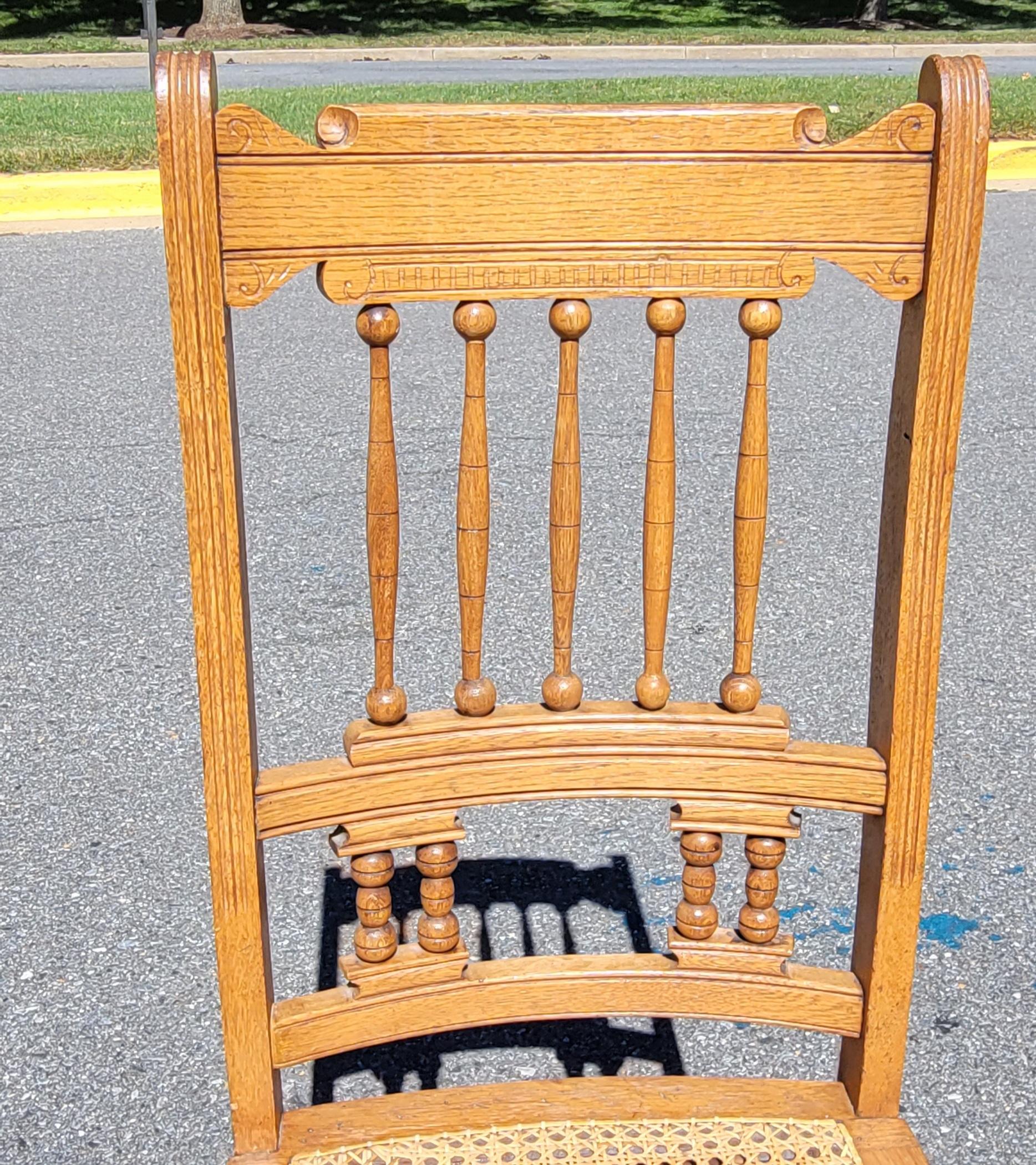 Paire de chaises d'appoint Henry II en chêne et assise cannée, début du 20ème siècle français en vente 1