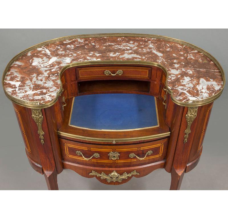 Frühes 20. Jh. Französischer Louis XV-Schreibtisch aus geschnitztem Mahagoni und mit Marmorplatte im Angebot 3