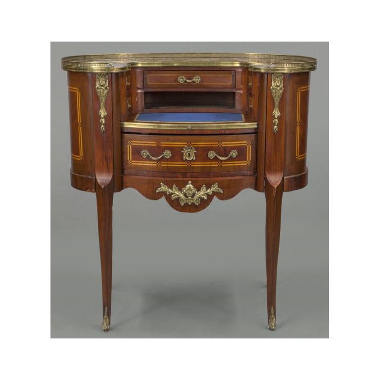 Dekorieren Sie ein Arbeitszimmer oder Boudoir mit diesem eleganten antiken Damentisch. Der nierenförmige Schrank wurde um 1900 in Frankreich gefertigt und steht auf vier geschnitzten Cabriole-Beinen, die mit Bronzebeschlägen über den Füßen enden.