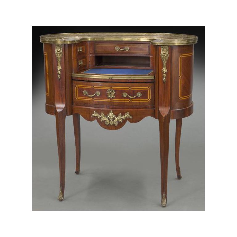 Frühes 20. Jh. Französischer Louis XV-Schreibtisch aus geschnitztem Mahagoni und mit Marmorplatte im Zustand „Hervorragend“ im Angebot in Dallas, TX